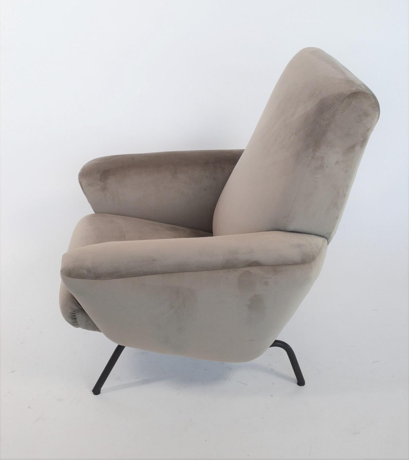 Italian Midcentury Armchair Re-upholstered in Grey Soft Velvet, 1950s 10