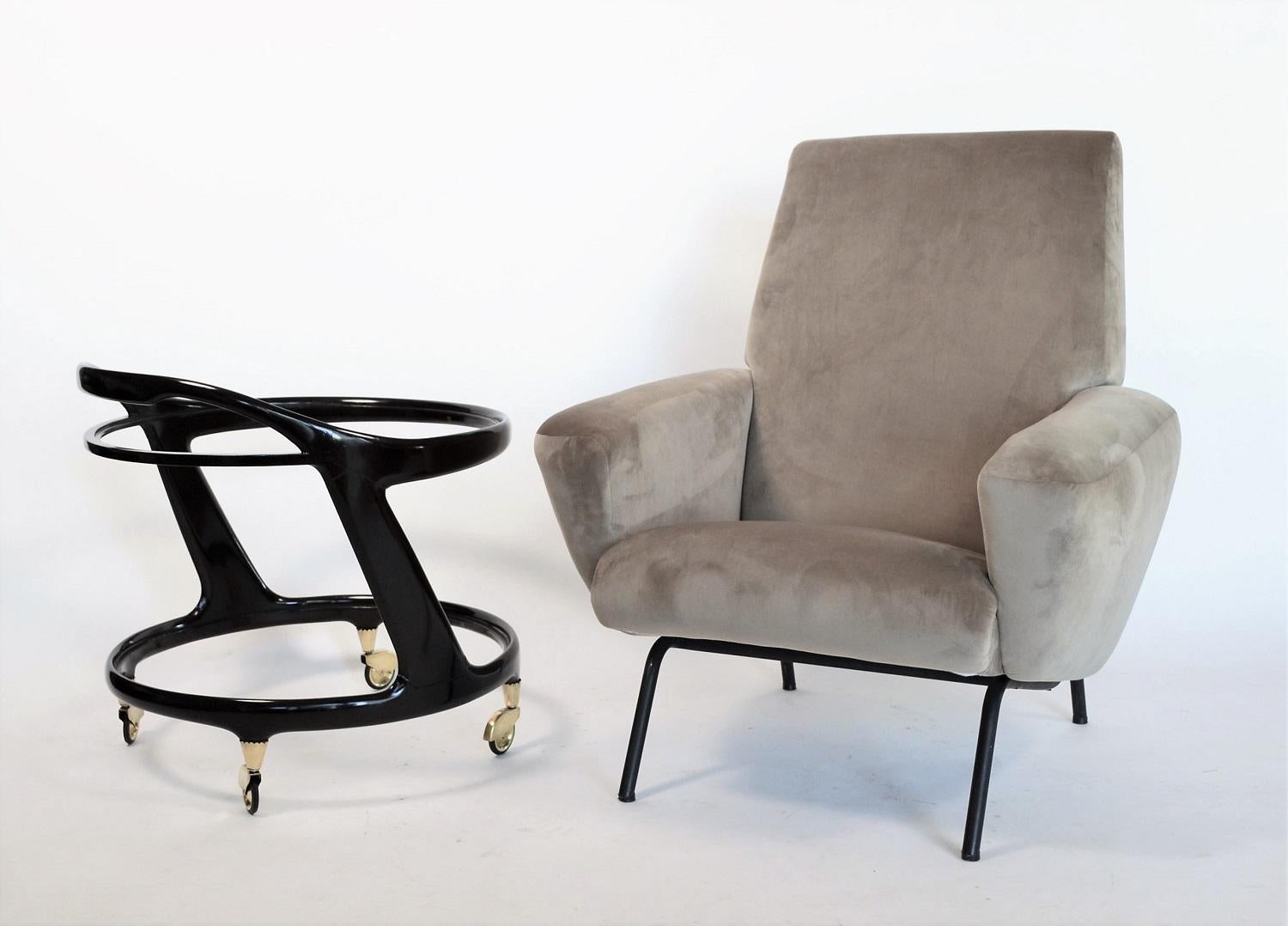A beautiful and big armchair or lounge chair with thick armrests and strong, big structure. Seems a little bulging.
Made in Italy during the 1950s and completely re-upholstered inside and outside with soft grey velvet and materials of high quality.