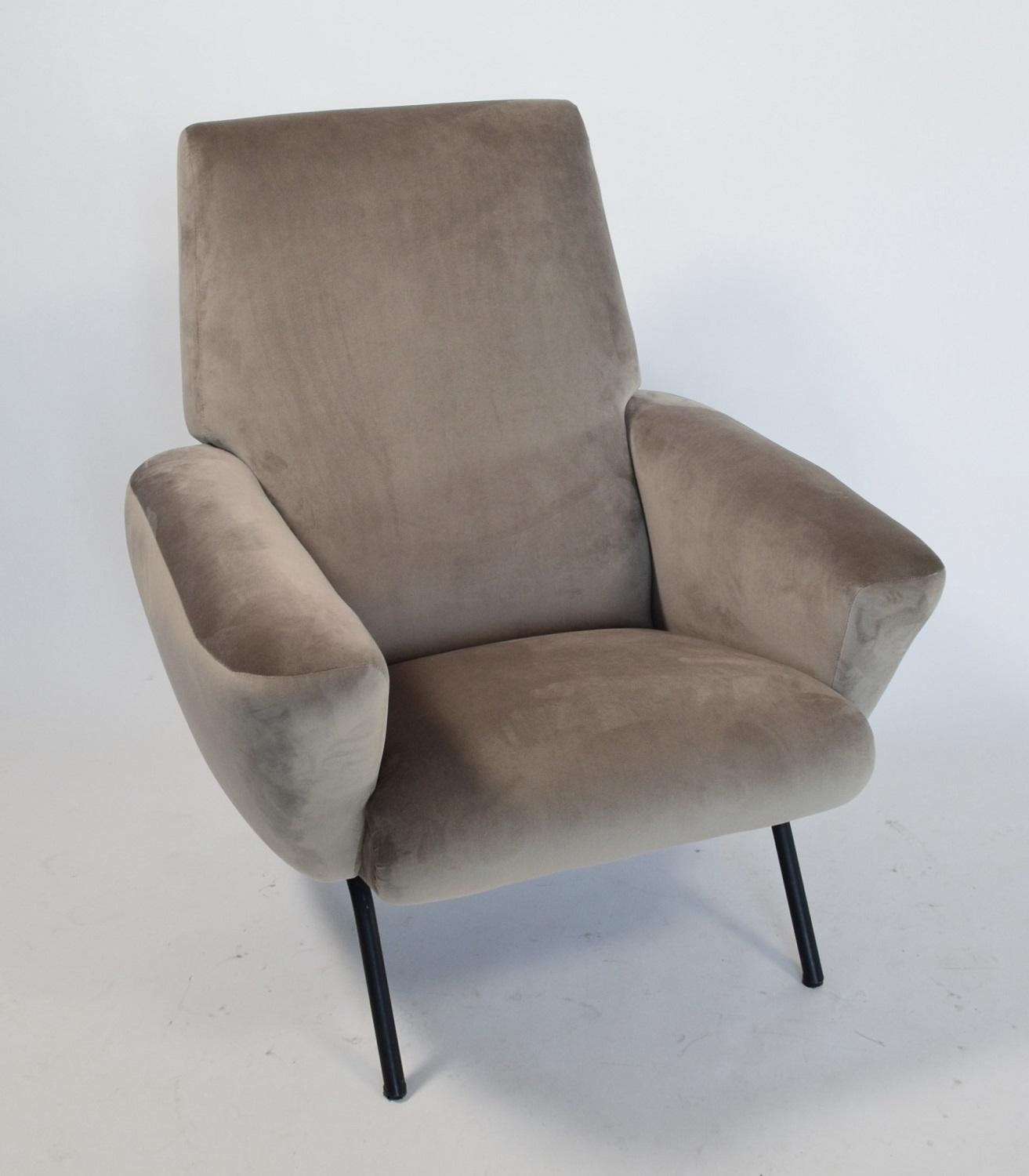 Italian Midcentury Armchair Re-upholstered in Grey Soft Velvet, 1950s In Good Condition In Morazzone, Varese