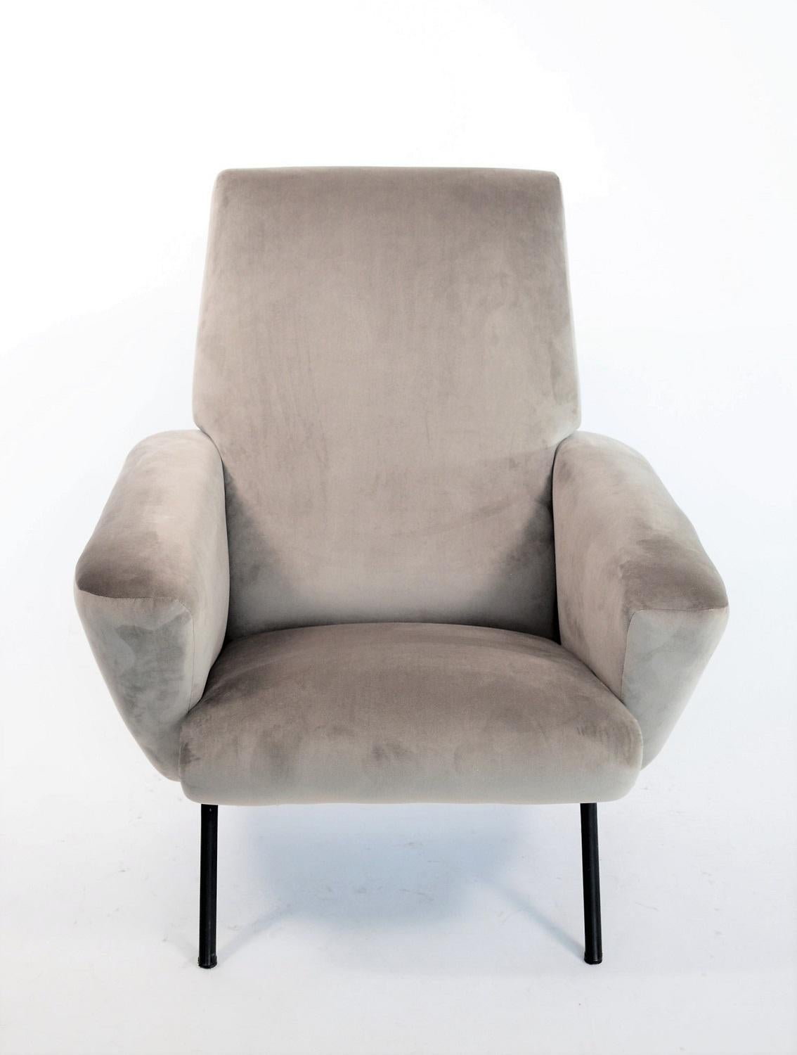 Italian Midcentury Armchair Re-upholstered in Grey Soft Velvet, 1950s 2