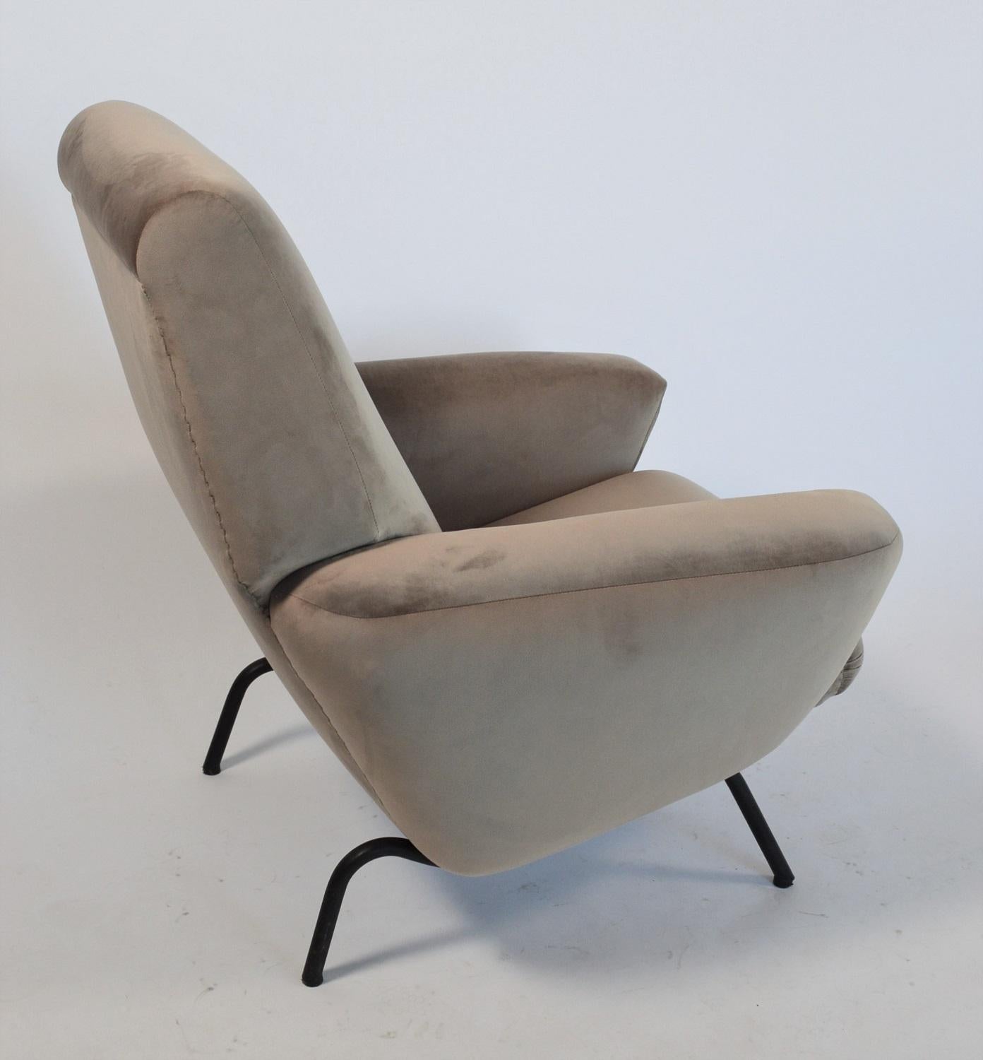 Italian Midcentury Armchair Re-upholstered in Grey Soft Velvet, 1950s 4