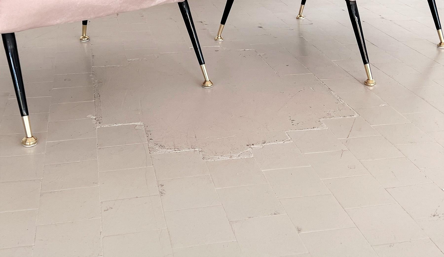 Sillones italianos de mediados de siglo en terciopelo rosa suave y puntas de latón, años 50 en venta 10