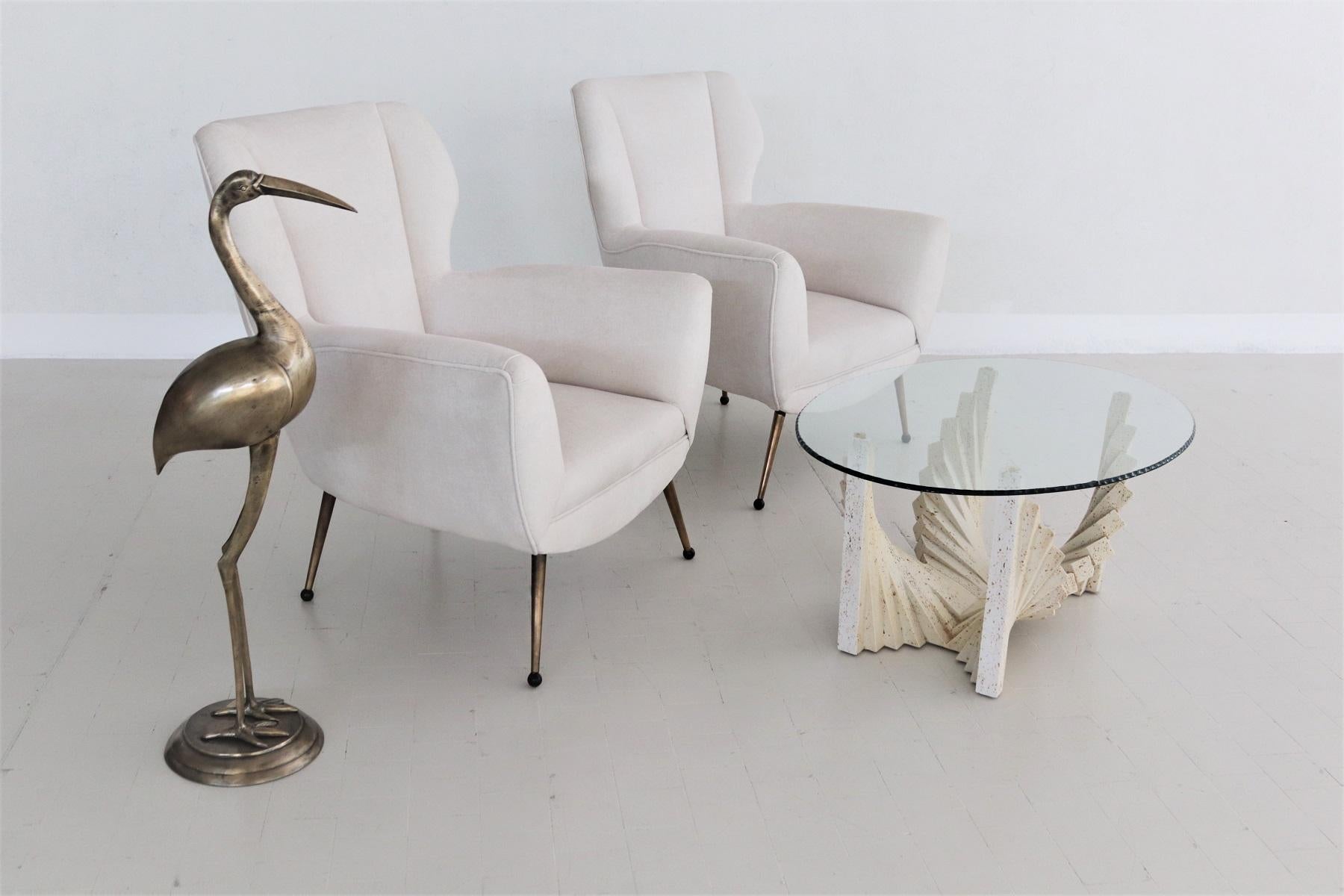 Magnificent pair of original Italian armchairs reupholstered in off-white velvet with metal feet and Bakelite tips.
Made in Italy in the 1950s in the style of Gigi Radice, 1950s.
Completely refurbished with quality material and re-upholstered with