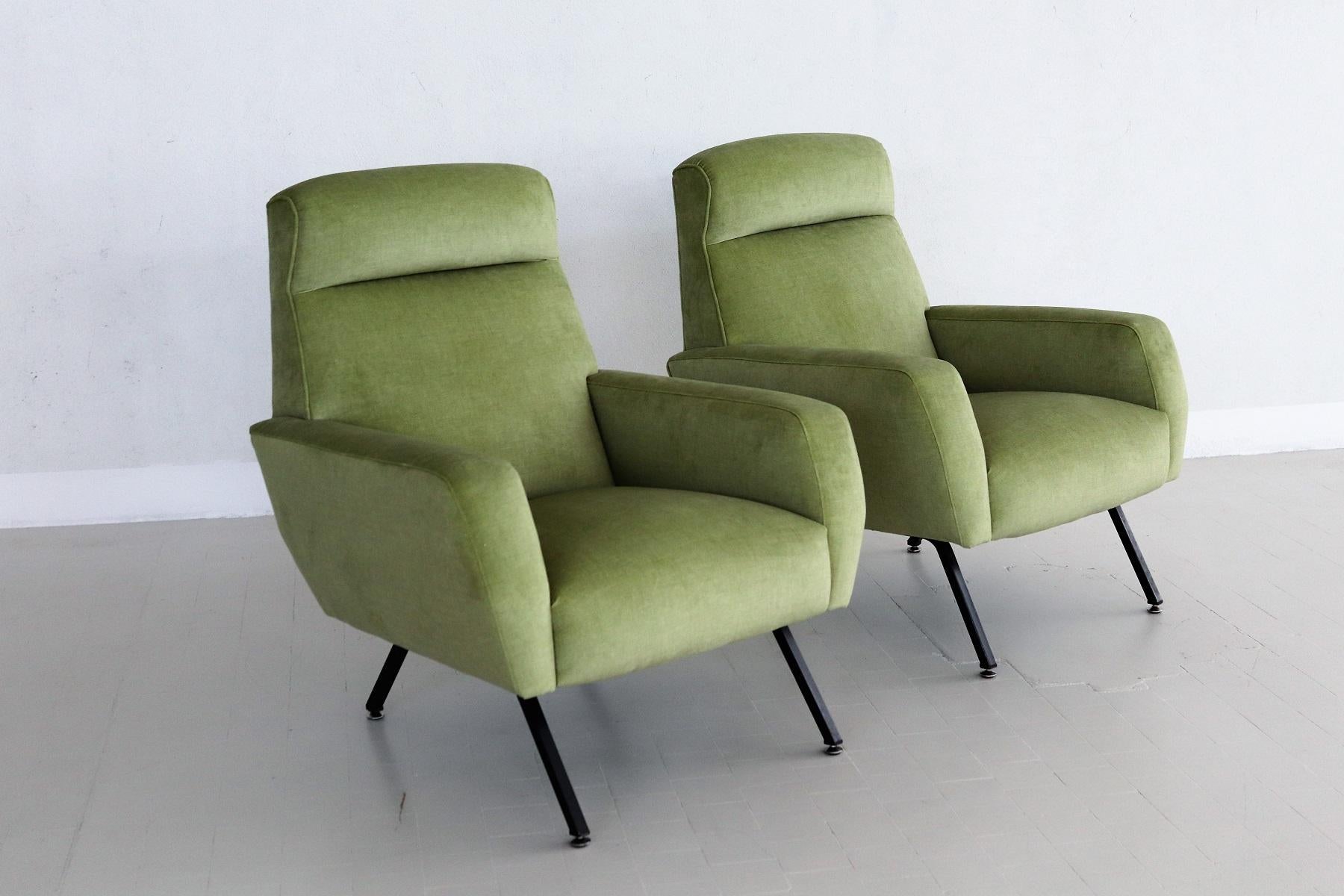 A set of two beautiful and very comfortable Italian Midcentury armchairs or lounge chairs from the 1960s.
The have been professionally and completely re-upholstered with new foam, straps and easy-care green velvet of great quality.
The lounge