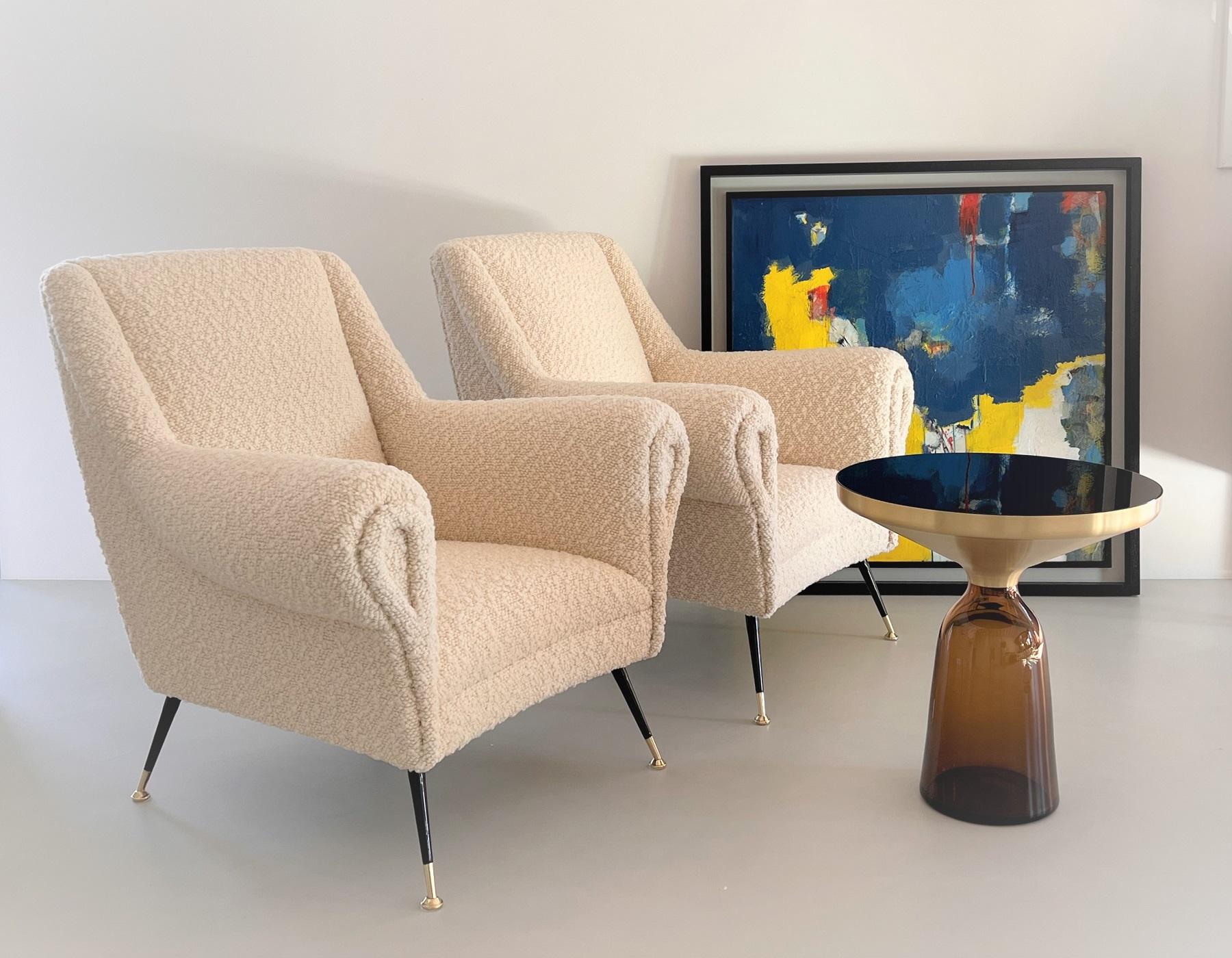 Magnificent large pair of original Italian armchairs with brass tips from the mid-century, late 1960s beginning of the 1970s.
Completely restored with new materials inside and re-upholstered with quality fabric in off-white color of mixed cotton -