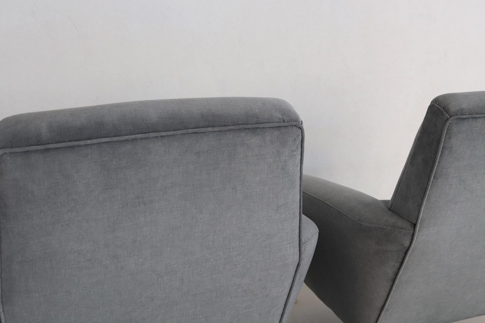 Fauteuils italiens Midcentury avec ressorts en velours bleu gris neuf en vente 7