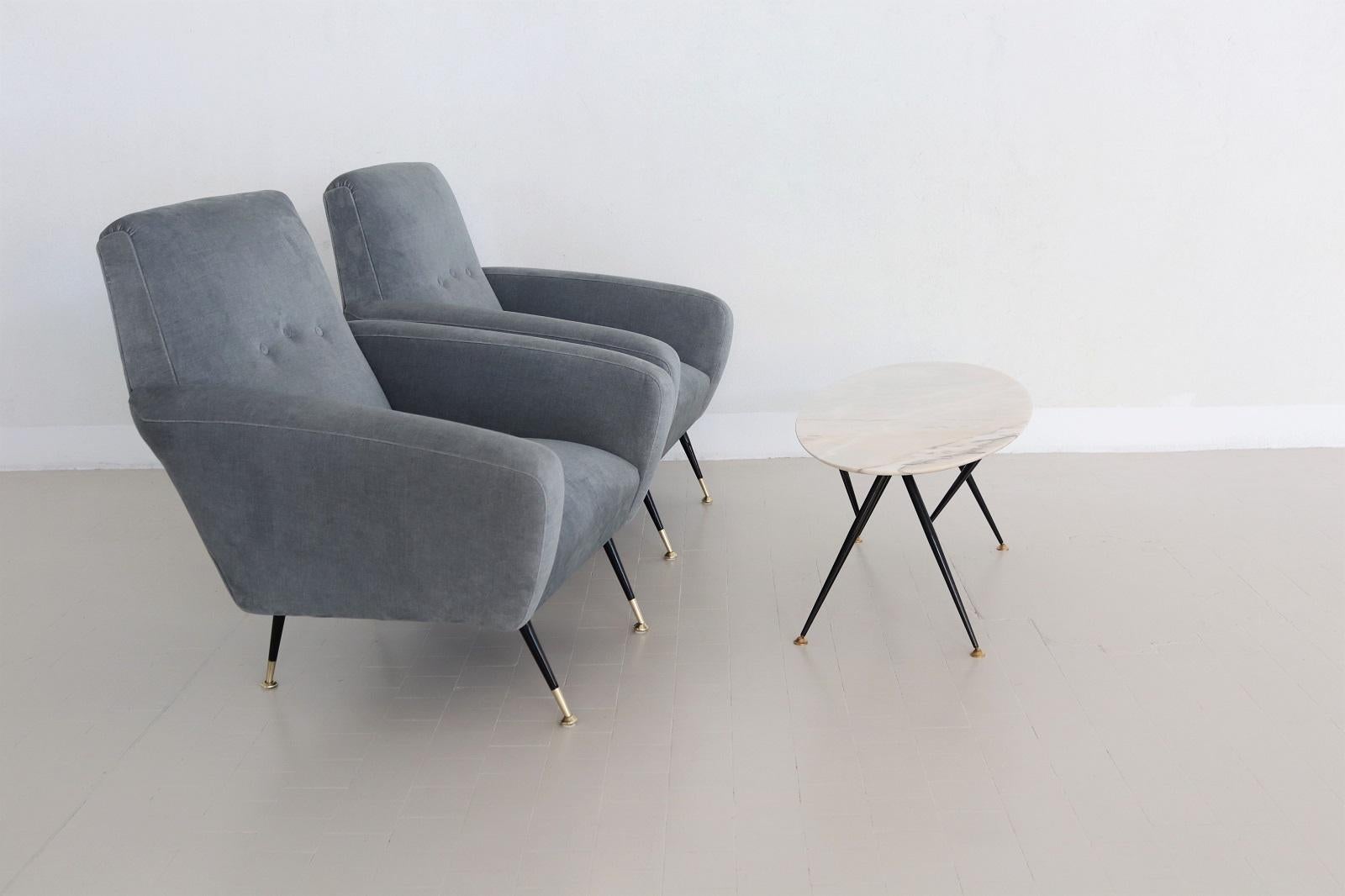 Fauteuils italiens Midcentury avec ressorts en velours bleu gris neuf en vente 10