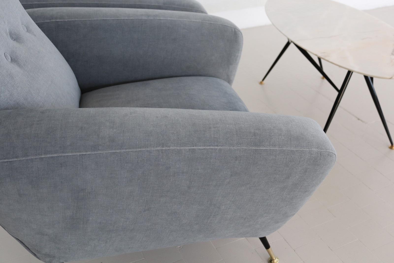 Fauteuils italiens Midcentury avec ressorts en velours bleu gris neuf en vente 11