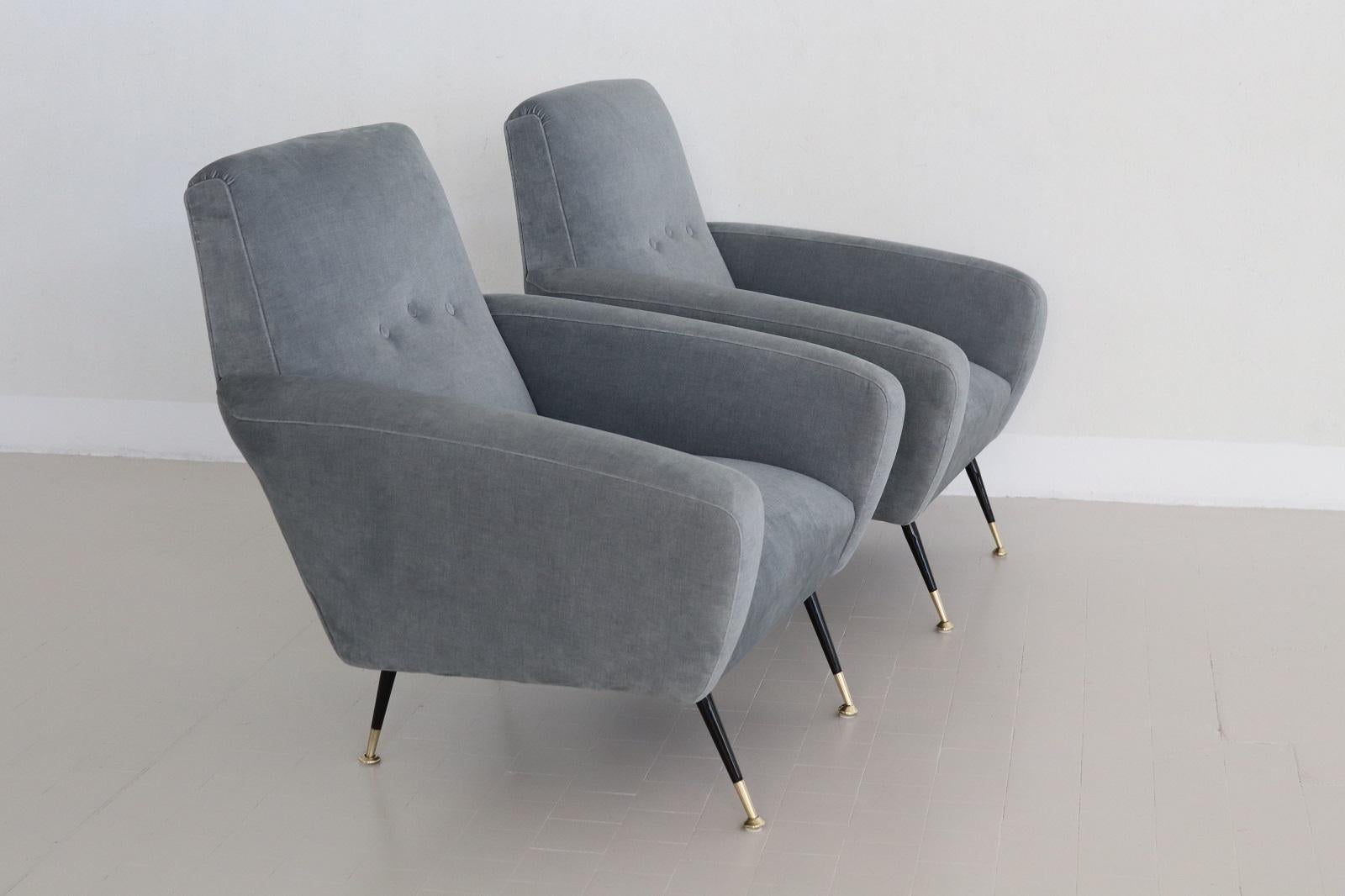 Fauteuils italiens Midcentury avec ressorts en velours bleu gris neuf en vente 13