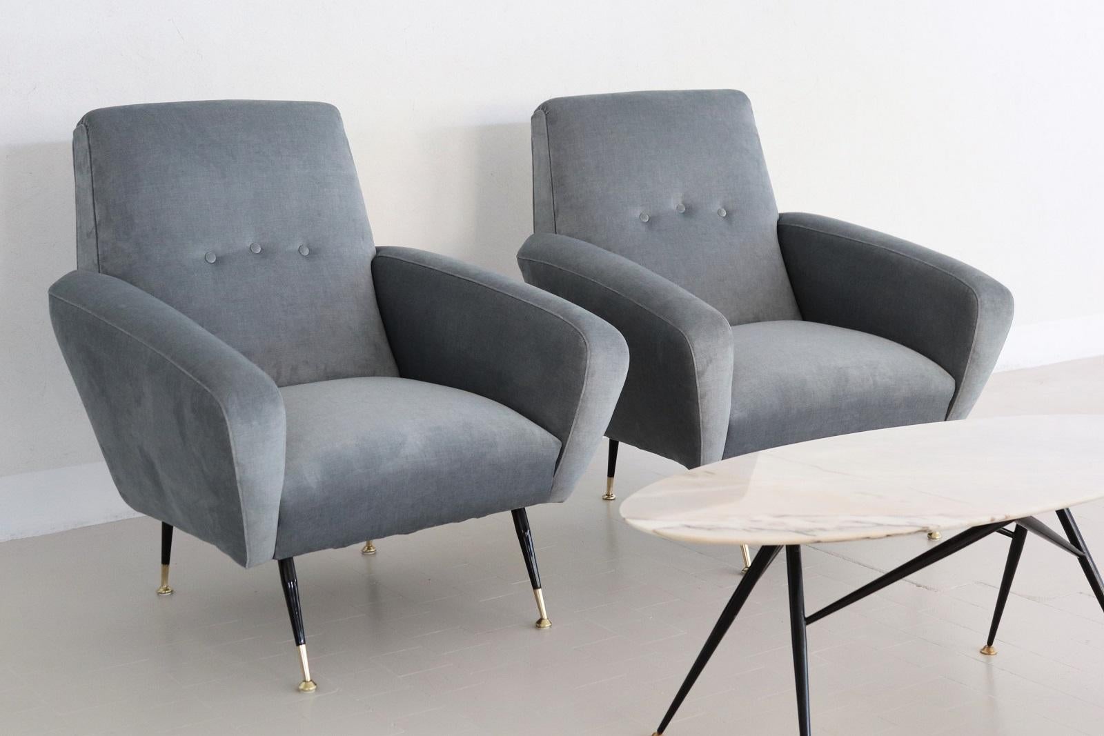 Fauteuils italiens Midcentury avec ressorts en velours bleu gris neuf

Paire de fauteuils italiens originaux avec embouts en laiton du milieu du siècle dernier, années 1950.
Les fauteuils sont équipés de ressorts à l'intérieur pour une assise souple