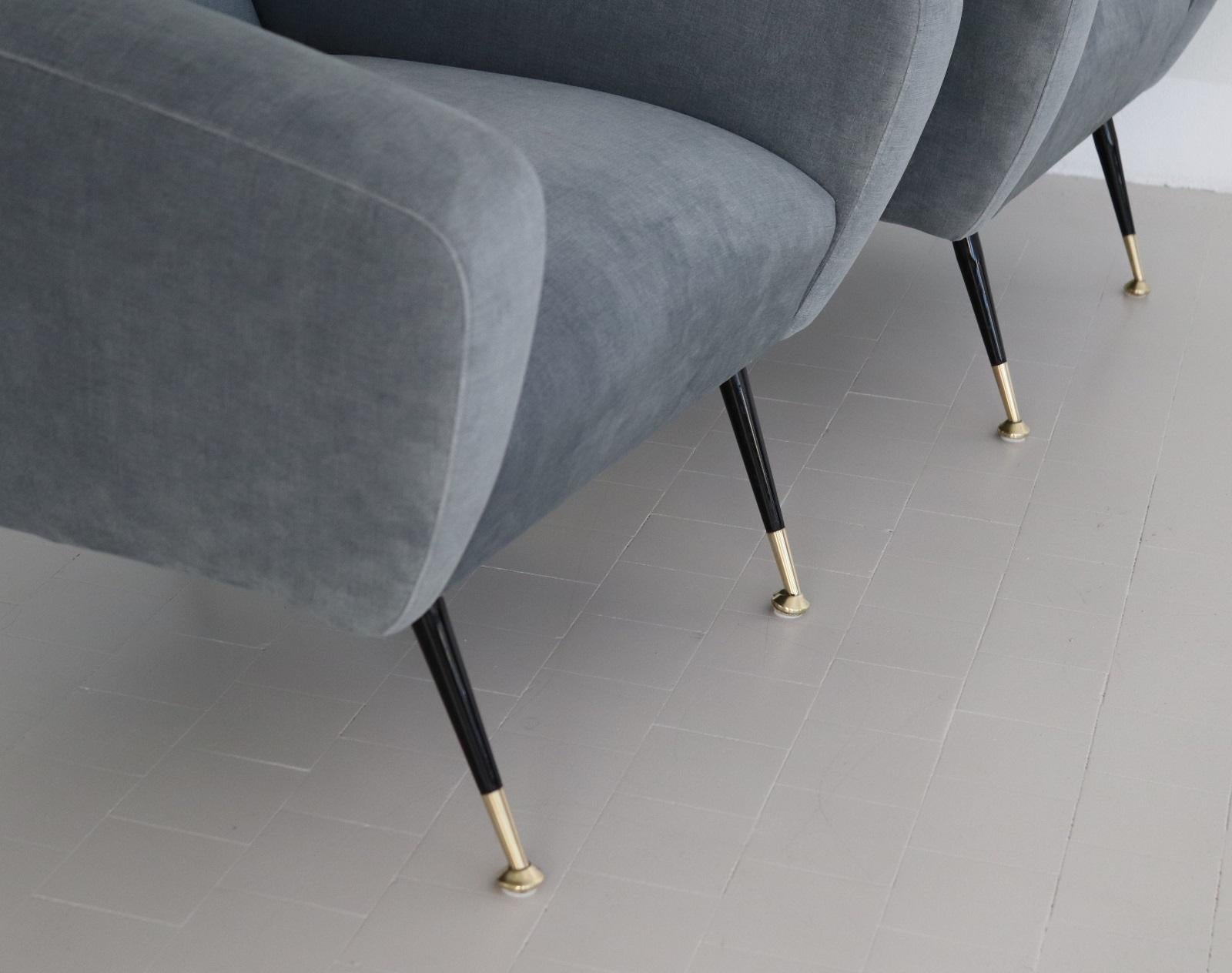 Fauteuils italiens Midcentury avec ressorts en velours bleu gris neuf en vente 2