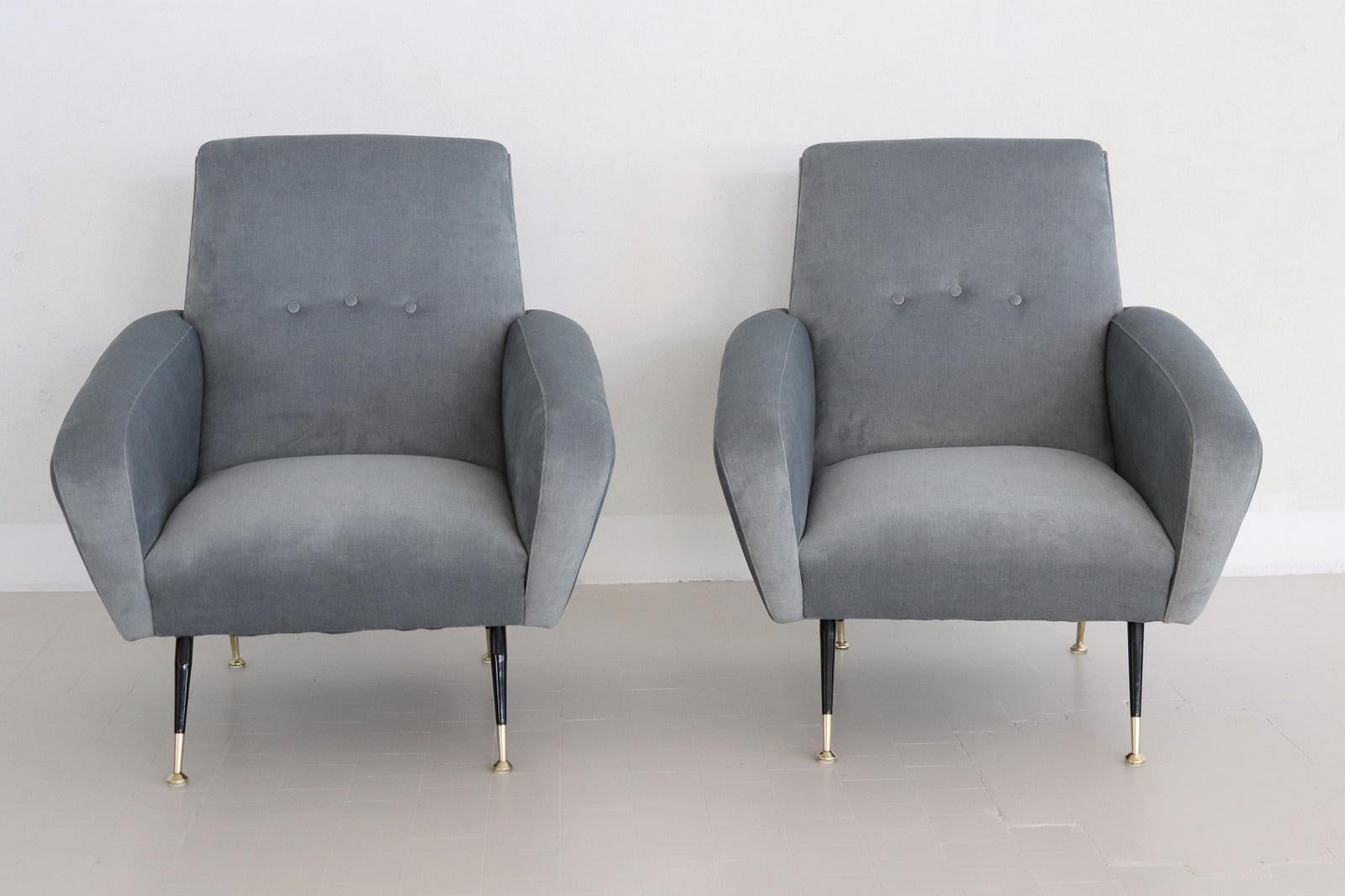 Fauteuils italiens du milieu du siècle dernier retapissés en velours bleu-gris luxueux, années 1950 en vente 8