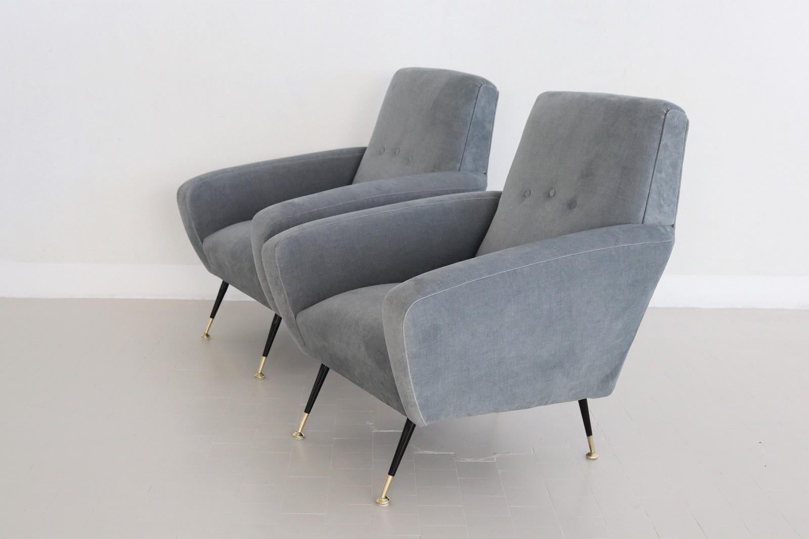 Fauteuils italiens du milieu du siècle dernier retapissés en velours bleu-gris luxueux, années 1950 en vente 9