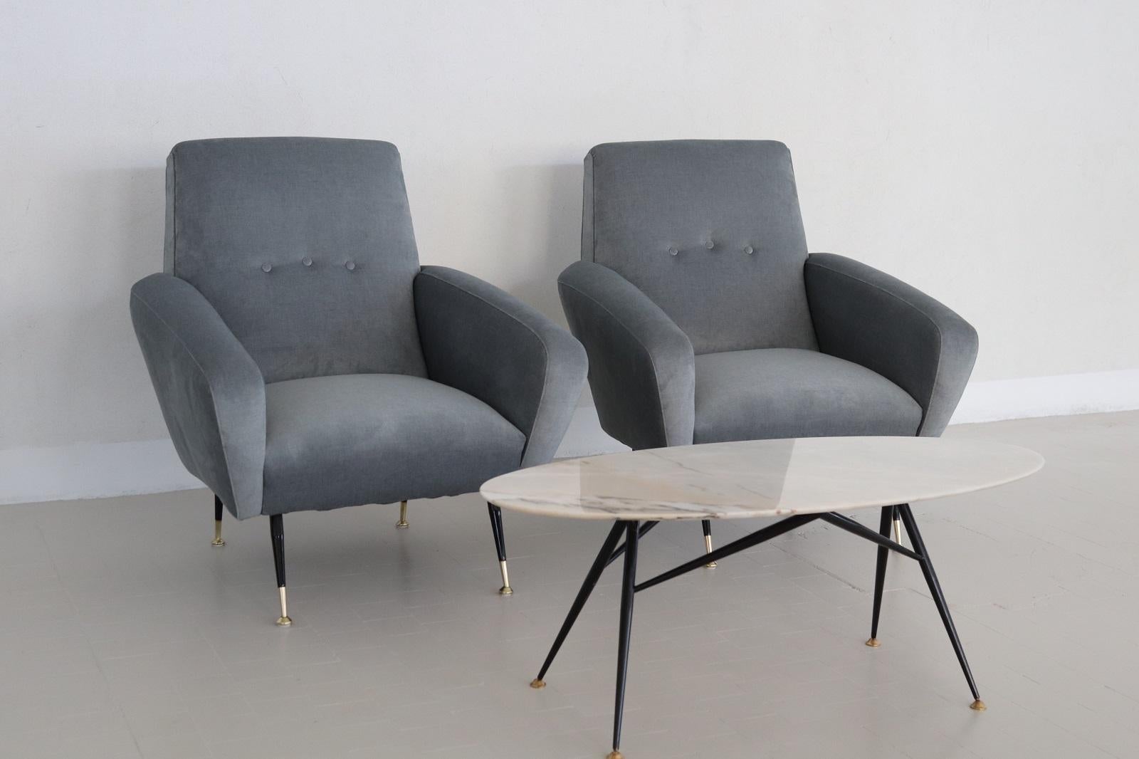 Milieu du XXe siècle Fauteuils italiens du milieu du siècle dernier retapissés en velours bleu-gris luxueux, années 1950 en vente