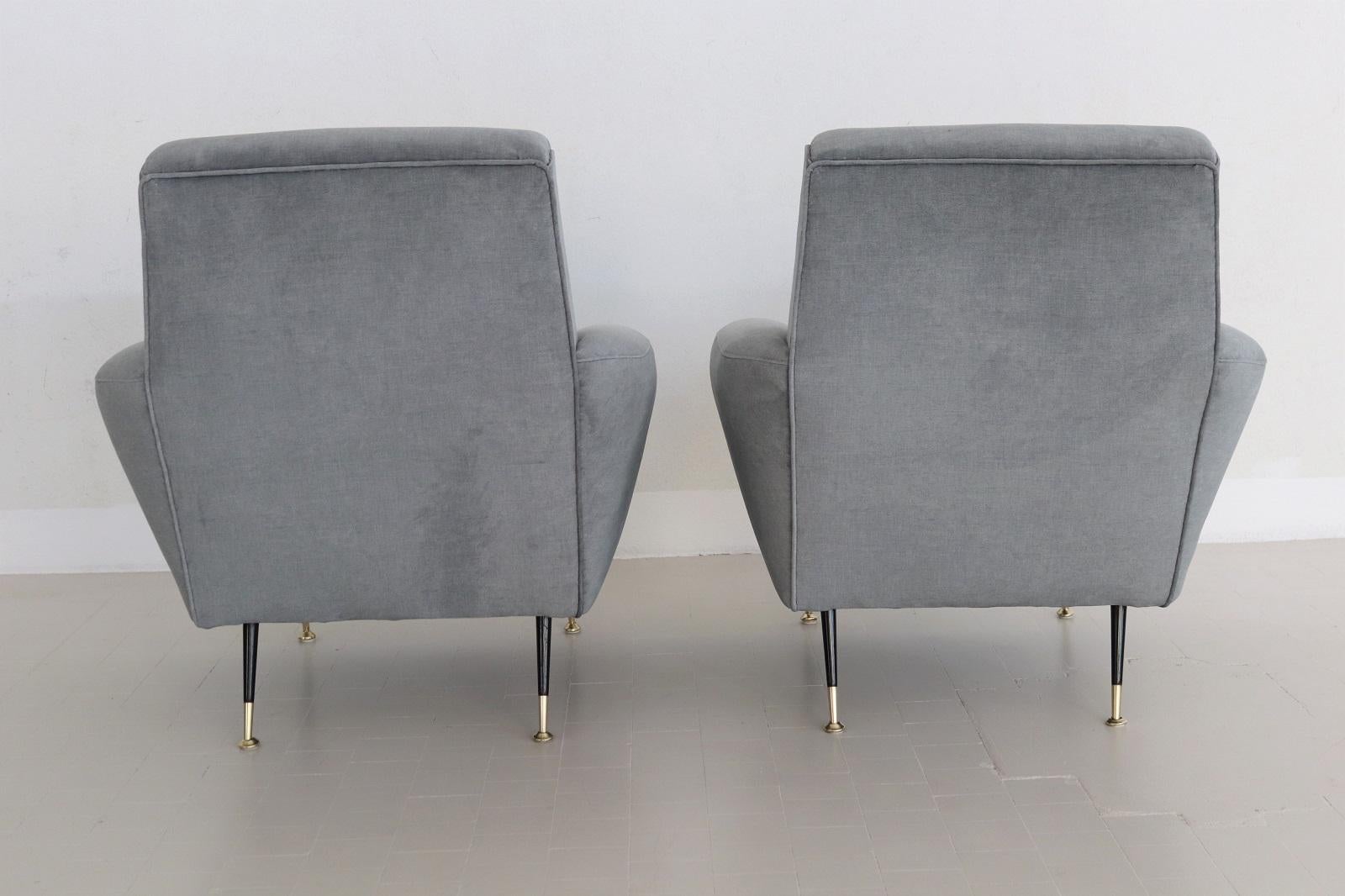 Fauteuils italiens du milieu du siècle dernier retapissés en velours bleu-gris luxueux, années 1950 en vente 3