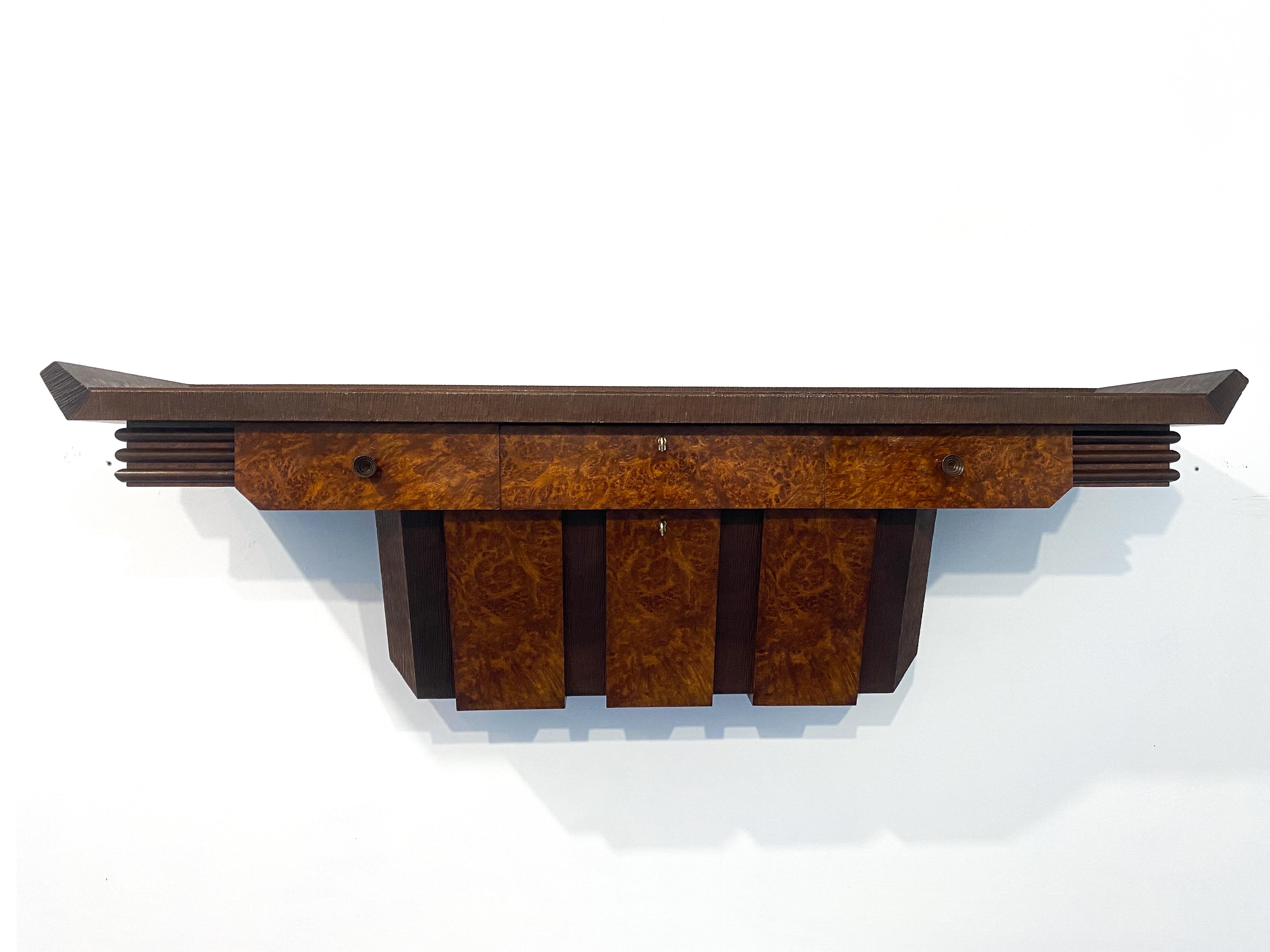 Rara Consola diseñada por Pierluigi Colli en la década de 1940, el estilo de Colli se caracteriza por una elaboración meticulosa y artesanal de las superficies de los muebles,la madera se trata casi como si fuera un bordado, con minuciosas tallas,