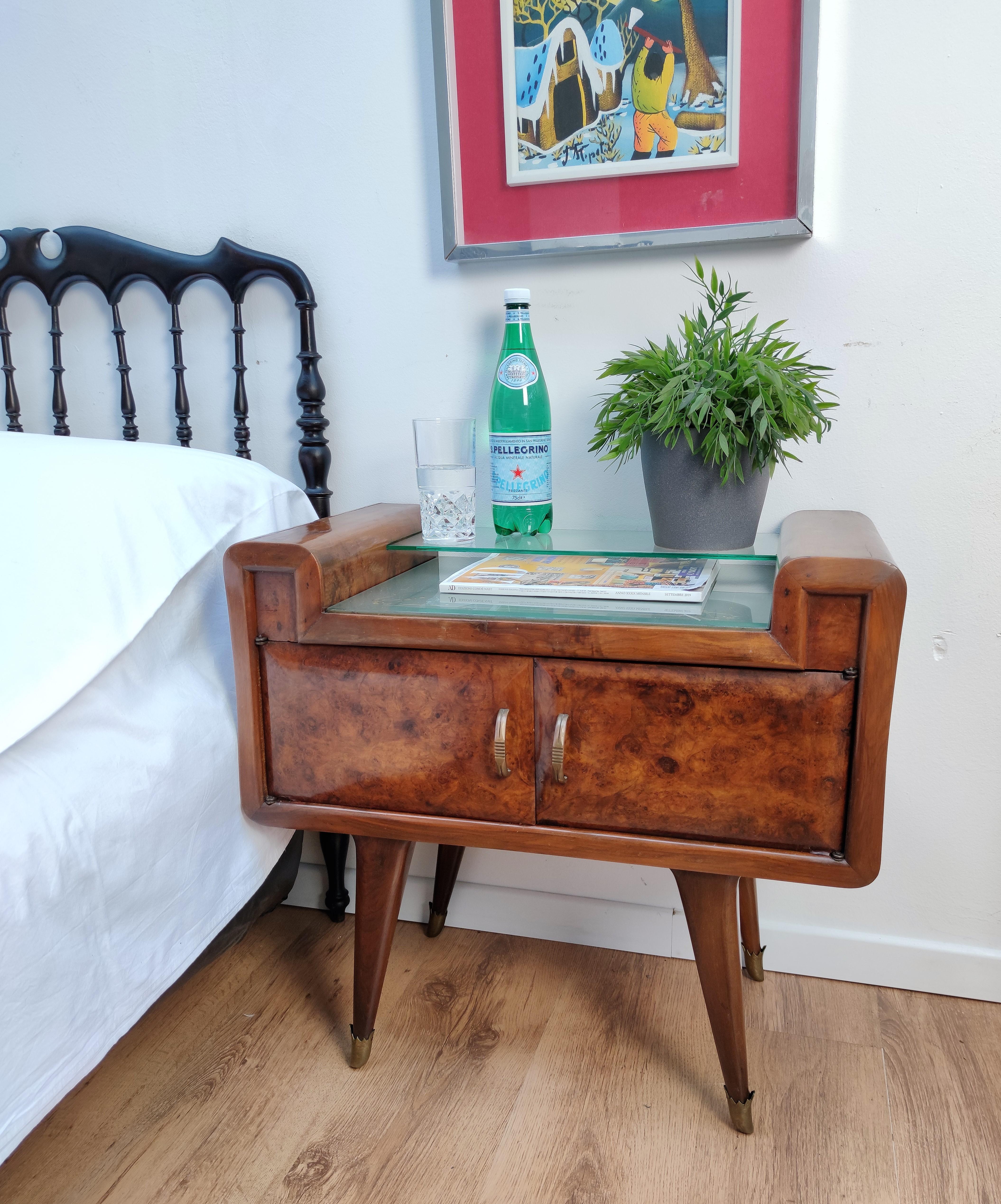 Very elegant and refined Italian 1950s Mid-Century Modern, neoclassical, in typical Art Deco design and shape, pair of bedside tables with burl walnut briar wood double front door, green and gold lacquered glass and second glass top with brass
