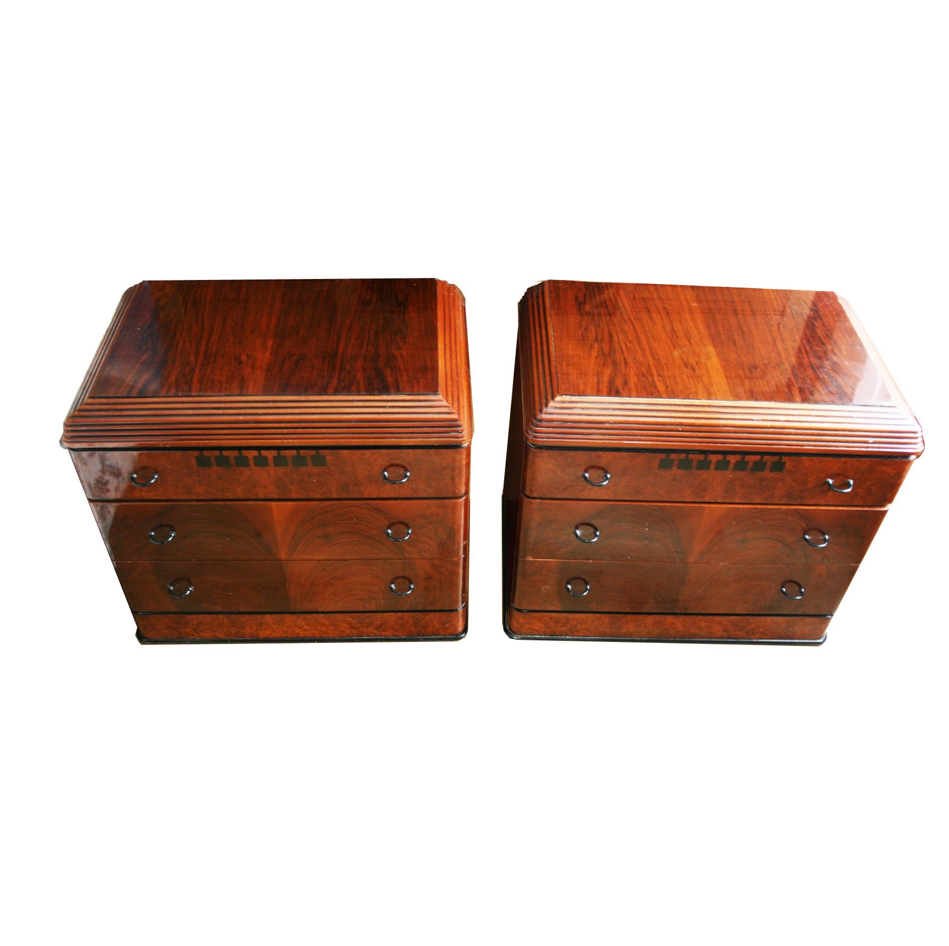 Italian midcentury / Art Deco 1940s pair of nightstands or bedside tables with three drawers 

Solid interior mahogany wood and veneered with wood. Rascacielos style form.

Very solid and heavy

Very solid and heavy in solid wood.



 