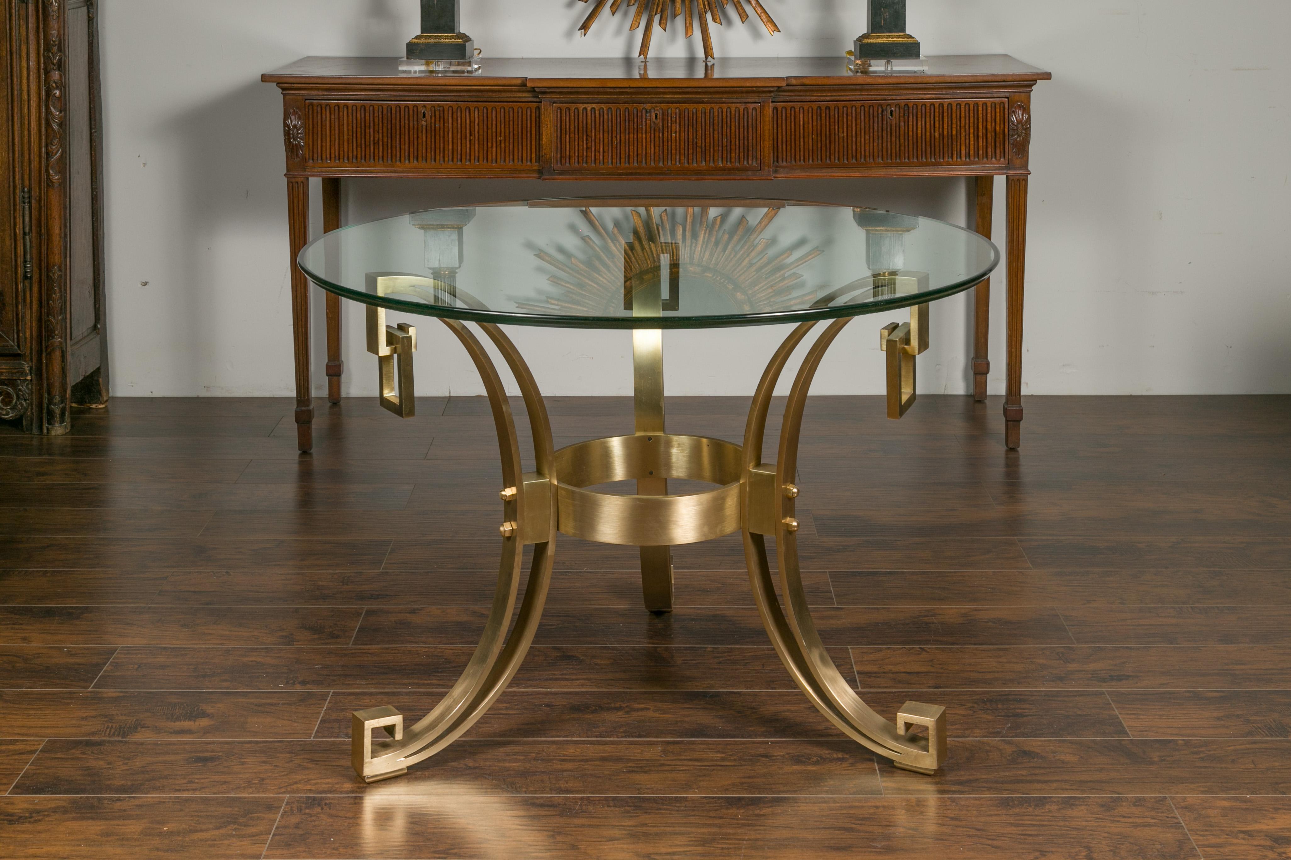Ein italienischer Vintage-Bronzetisch im Art-Déco-Stil aus der Mitte des 20. Jahrhunderts, mit runder Glasplatte. Dieser in der Mitte des Jahrhunderts in Italien entstandene Mitteltisch zieht mit seiner Silhouette im Art-déco-Stil alle Blicke auf