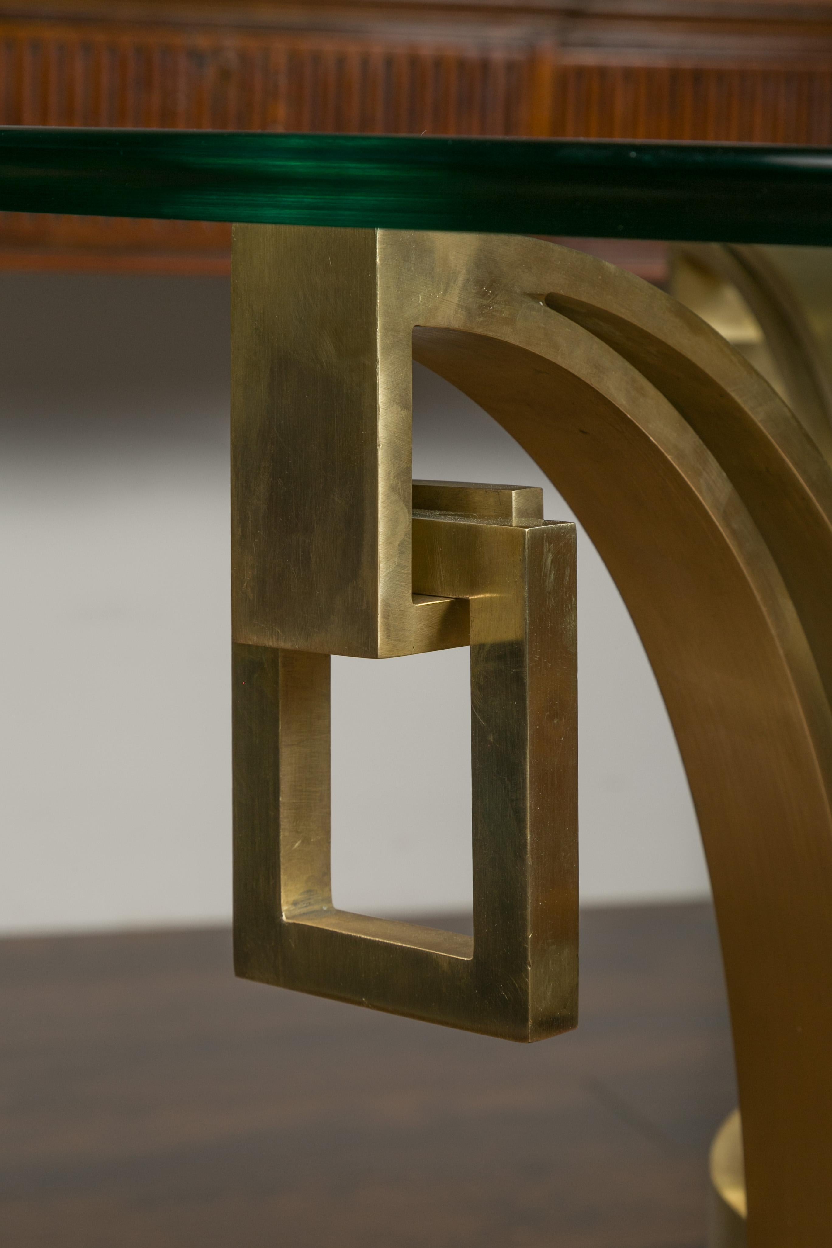 Italienischer Art-Déco-Mitteltisch aus Bronze mit Glasplatte im Angebot 3