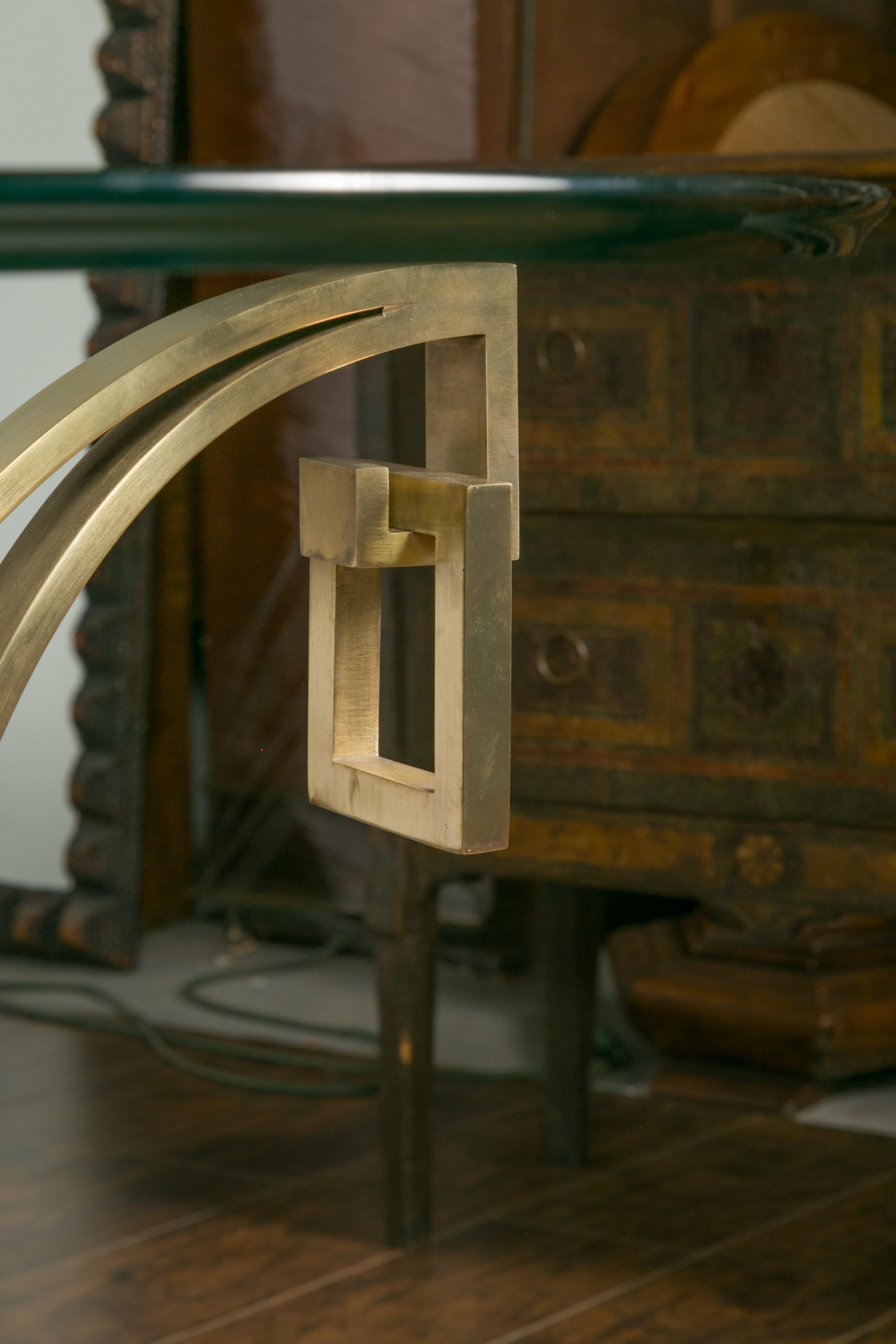 Italienischer Art-Déco-Mitteltisch aus Bronze mit Glasplatte im Angebot 4