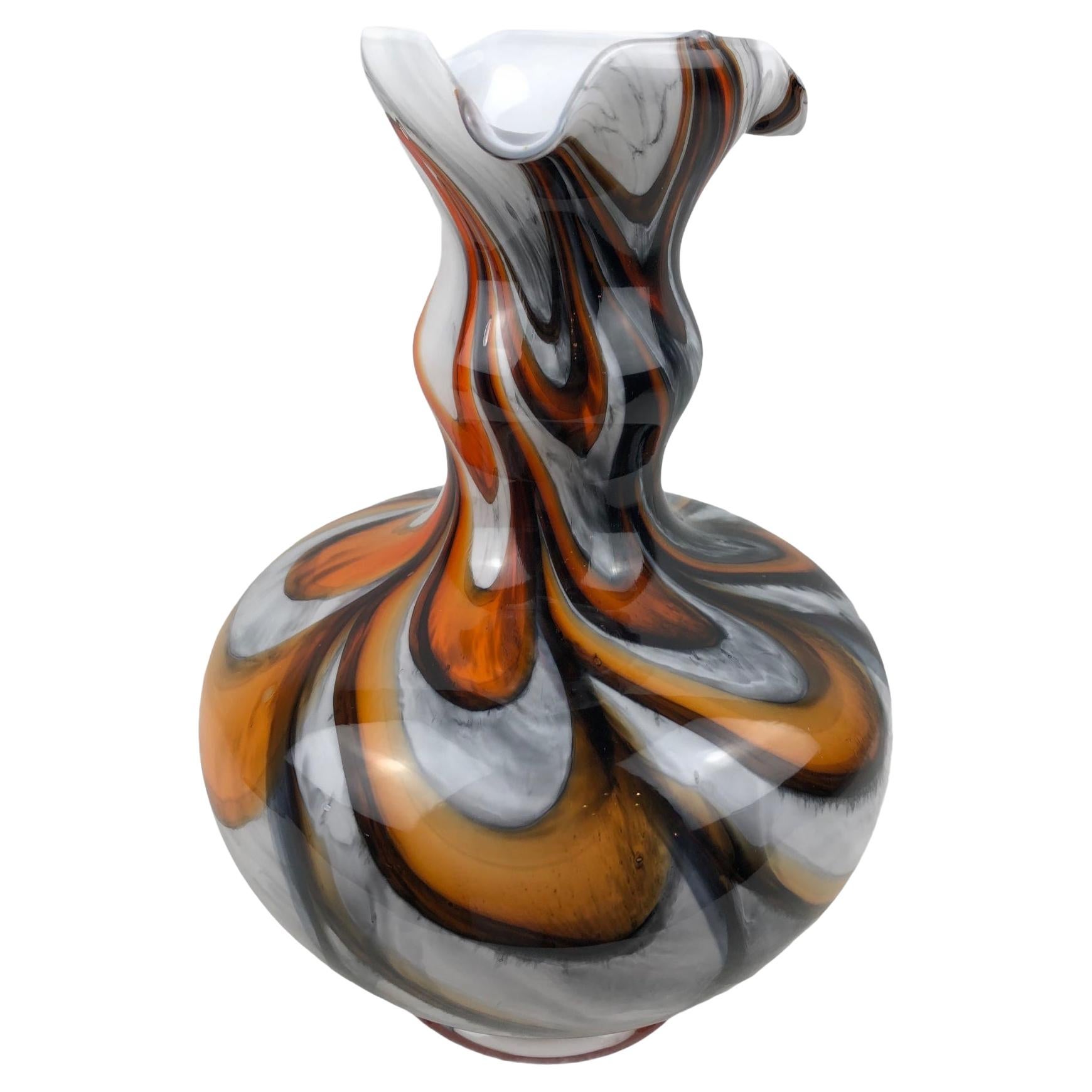 Vaso in vetro artistico di Murano con disegni a volute, marrone, bianco e arancione