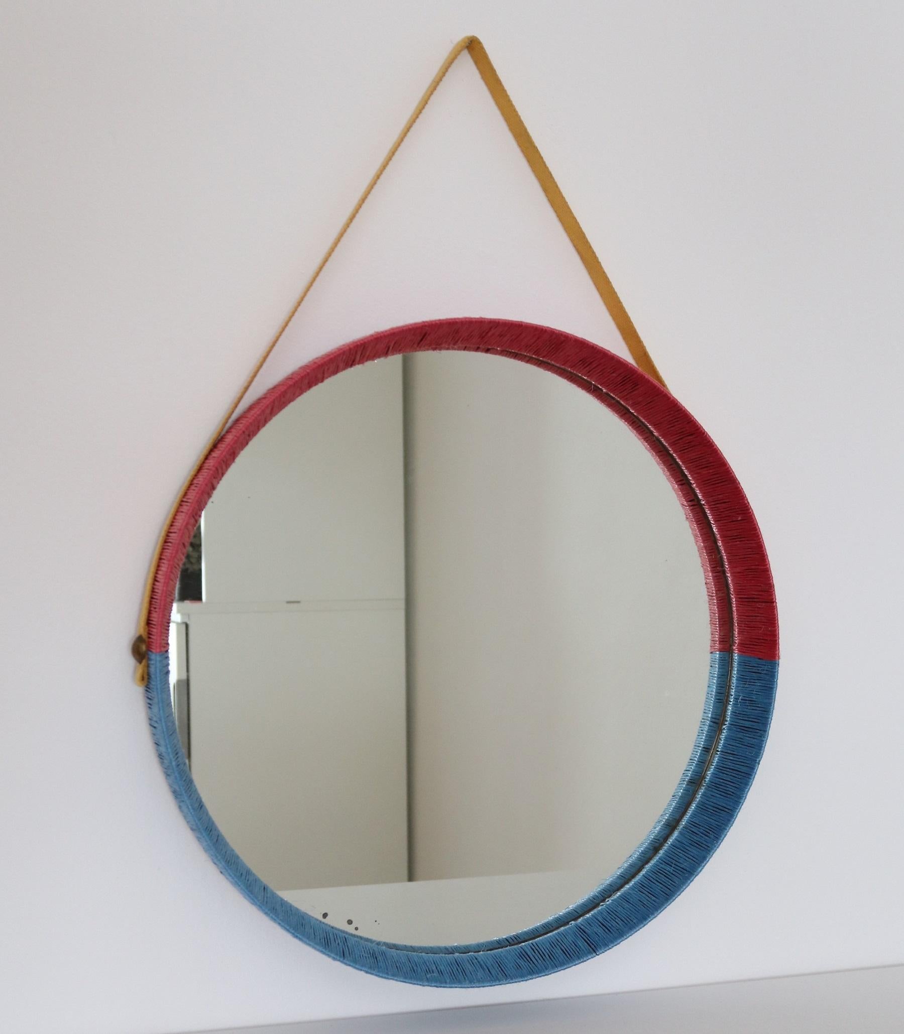 Miroir mural d'artiste italien du milieu du siècle, années 1960

Miroir mural unique qui a été redessiné de manière artistique.
La base de ce miroir est faite d'un excellent bois de châtaignier massif, qui a été enveloppé d'une corde rouge et bleue