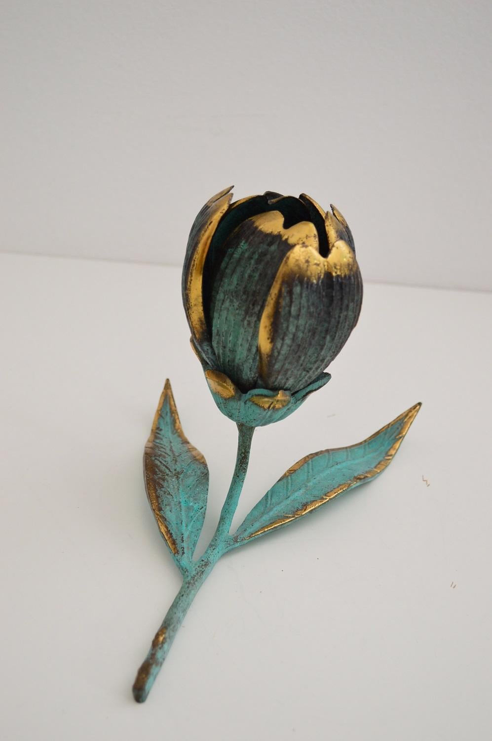 Beautiful flower made of six full brass removable petals ashtrays from the Italian mid-century.
Made in Italy in the 1960s. 
All parts are in brass with green authentic color varnish - patina.
The 6 petals of the flower are removable easily and