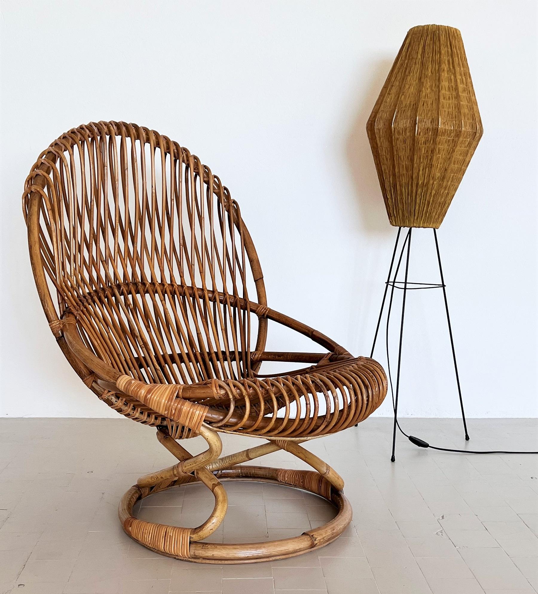 Gorgeous and rare big rattan chair designed by Giovanni Travasa for Bonacina in the 1950s.
This chair have been master handcrafted with natural rattan of high quality and has an amazing sculptural design!
The color is warm and beautiful.
It has been
