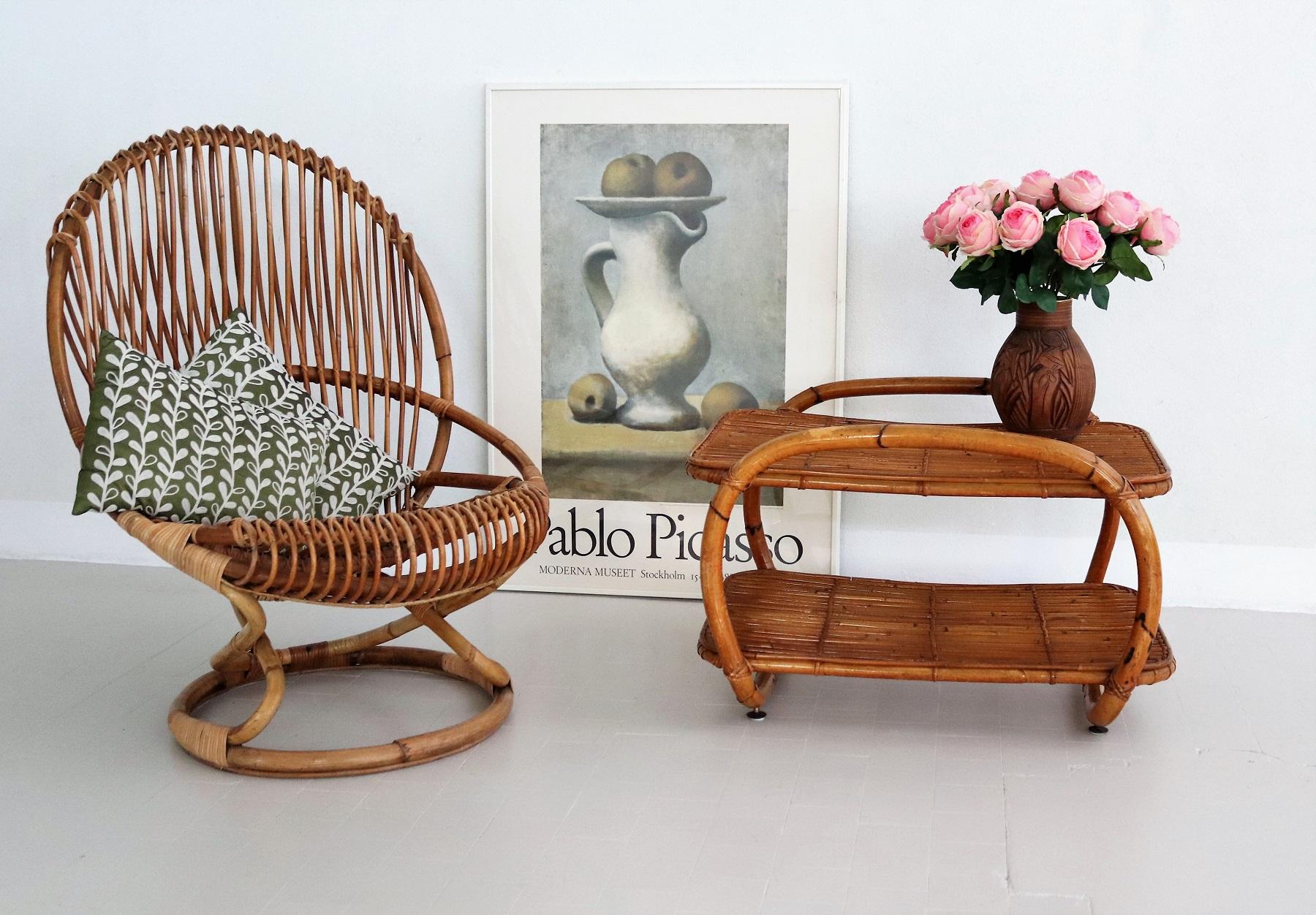 Beautiful handcrafted midcentury shelf or bar shelf made of bamboo in organic style during the 1960s-1970s, Italy.
The shelf has two tiers made of natural bamboo.
It is in very good vintage condition.
With four original feet in brass.


 