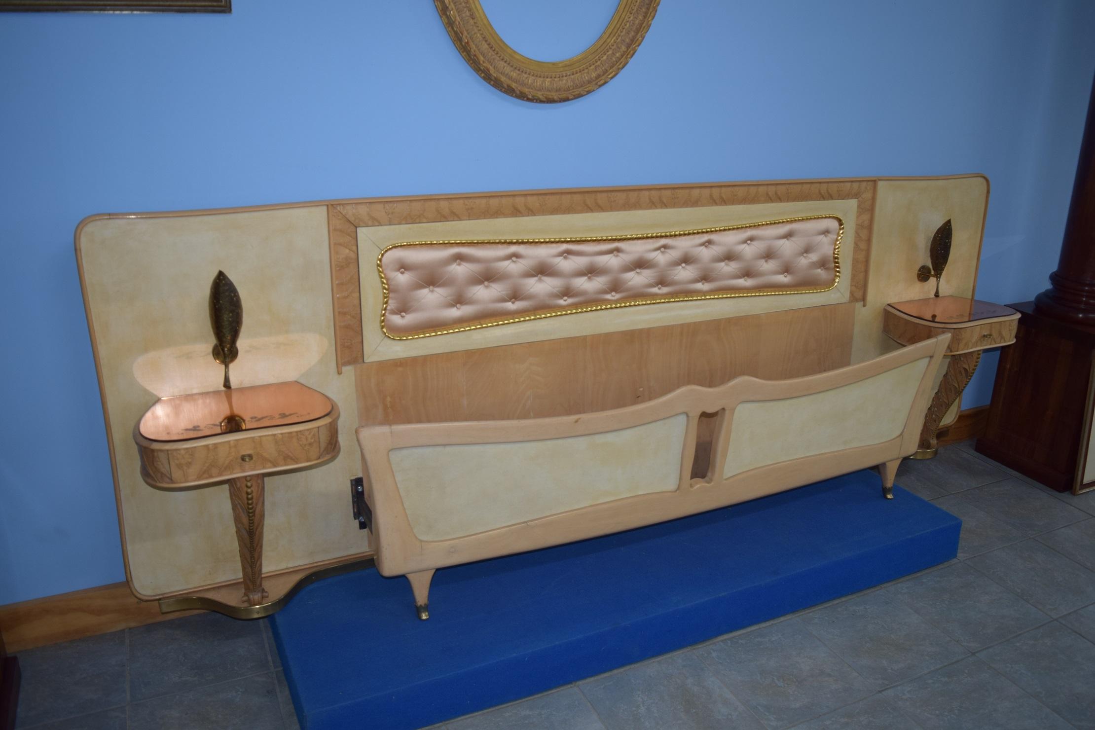 Il s'agit d'un superbe lit avec tables de chevet intégrées, conçu par Pierluigi Colli et fabriqué à Turin dans la première moitié des années 1900. L'attention portée aux détails est remarquable, avec une pléthore de caractéristiques exquises qui