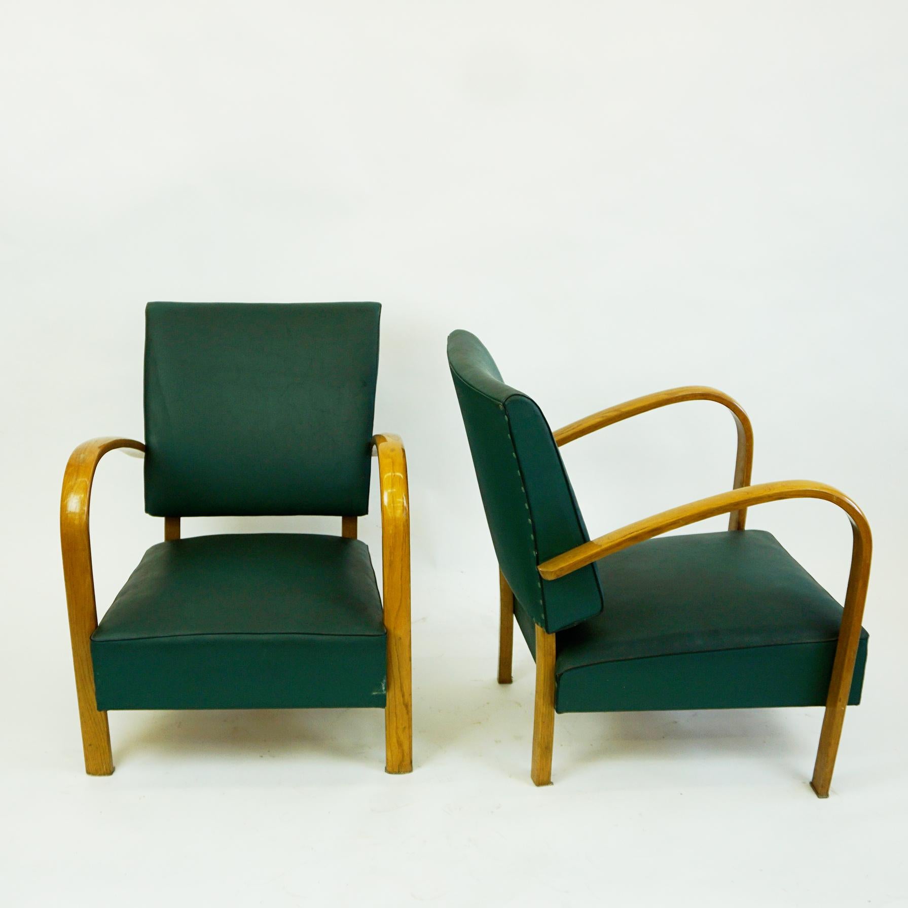 Amazing and comfortable Italian midcentury beechwood armchairs with very charming original green Leatherette upholstery in beautiful original condition. They feature a wooden frame and kurved Armrests.
They are available as a pair or as well as