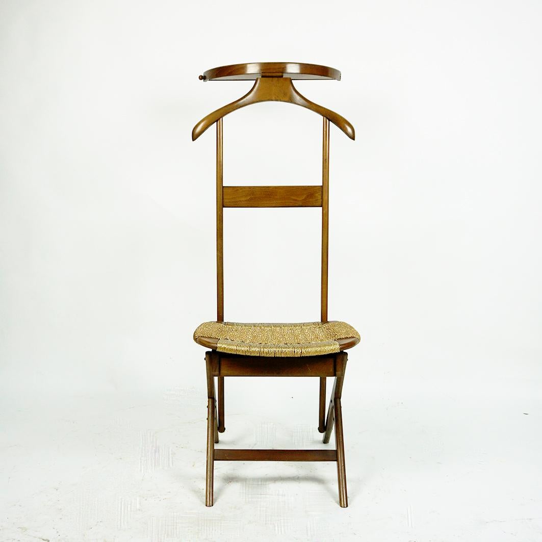 This Handsome beechwood and rope valet chair has been designed by Ico and Luisa Parisi in thr 1950s in Italy and manufactured by Fratelli Ruggitti. 
It Features a rope seat that lifts up to unveil two small compartments for storing items. 
We love