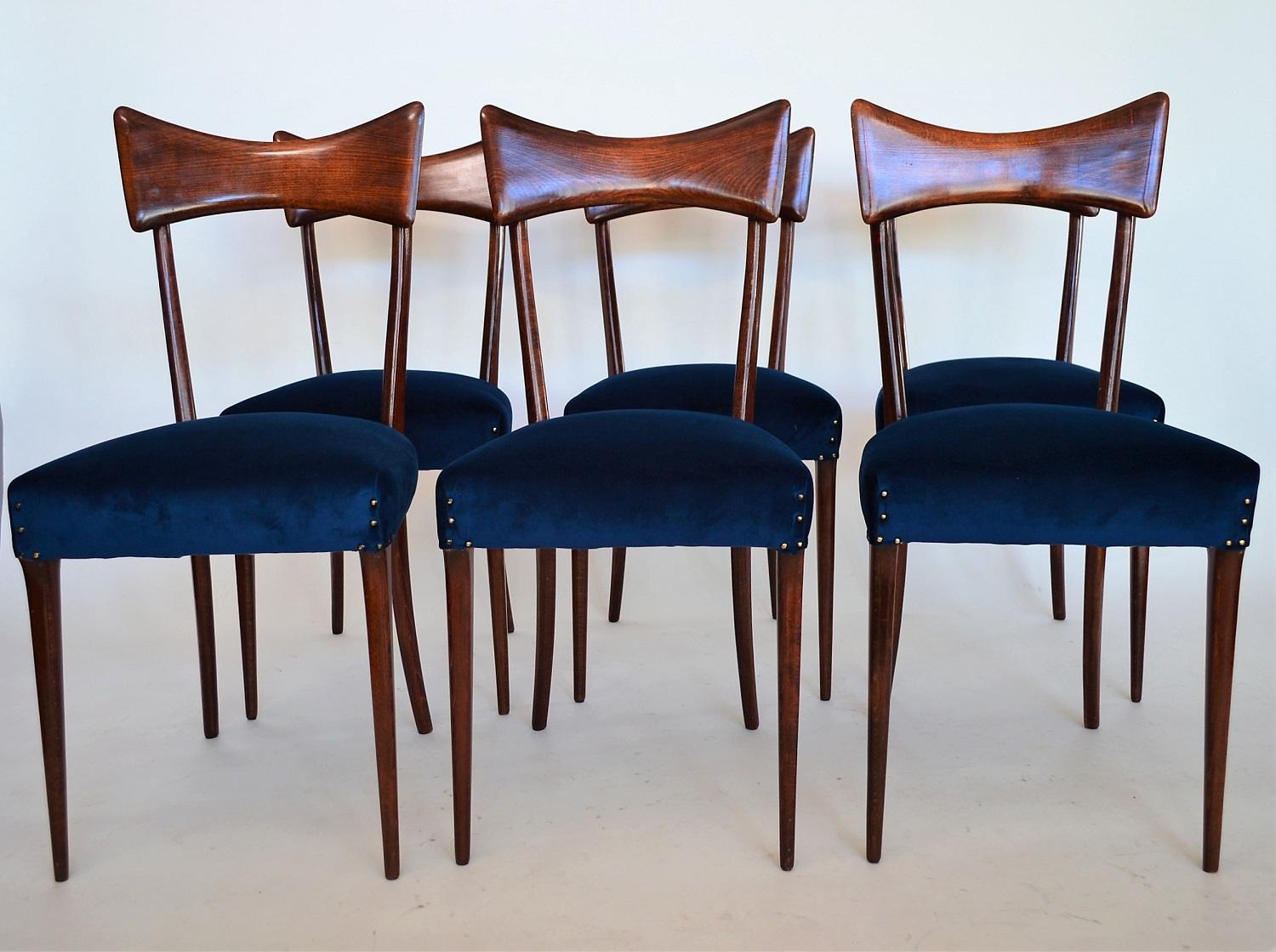 Beautiful set of six Italian midcentury dining chairs, made in the style of Ico Parisi during the 1950s.
The chairs are made in beechwood and stained originally in mahogany color.
The wood is in excellent dry condition with only very few signs of