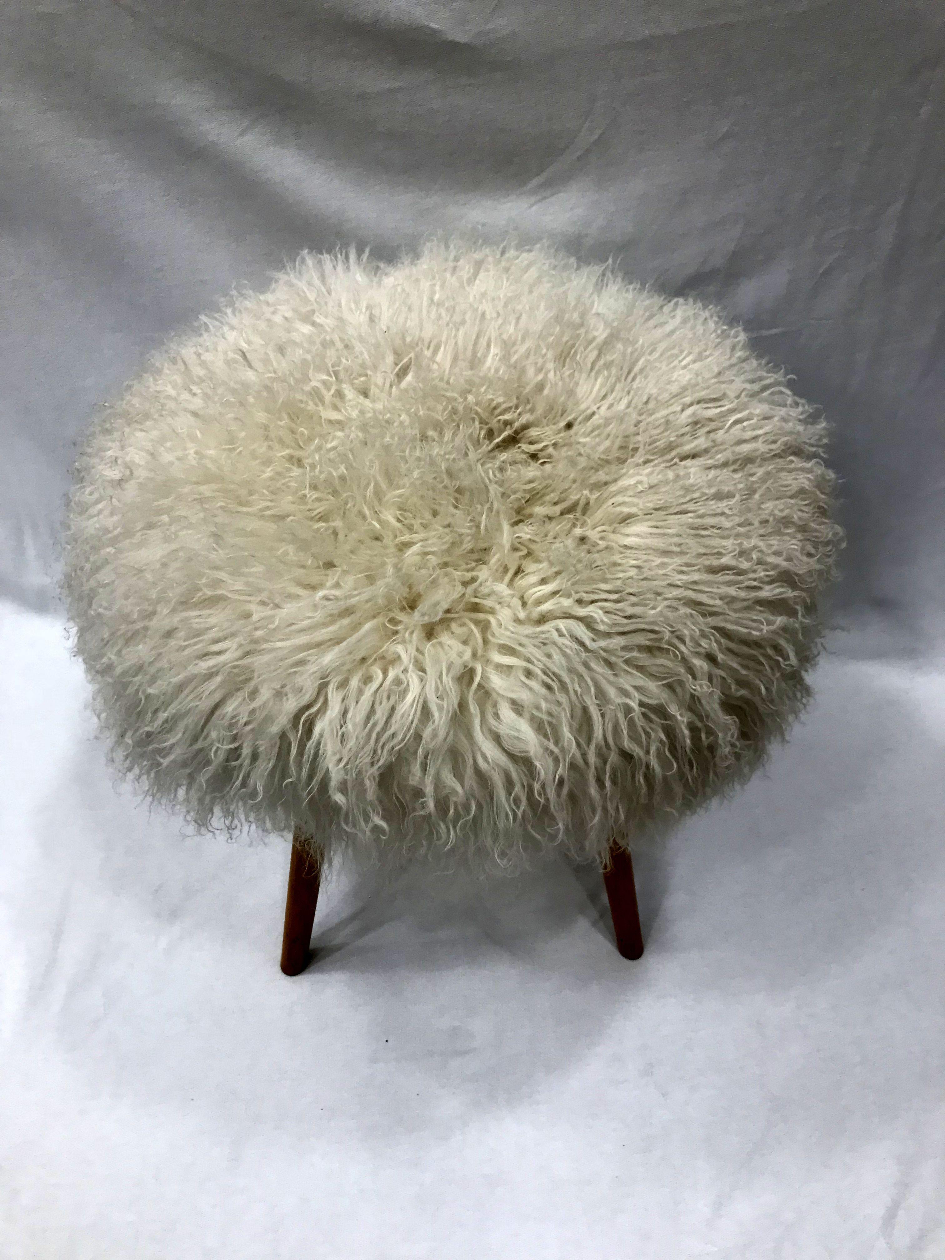 Italian Midcentury Bench Covered with White Mongolian Fur on Beechwood Legs For Sale 1
