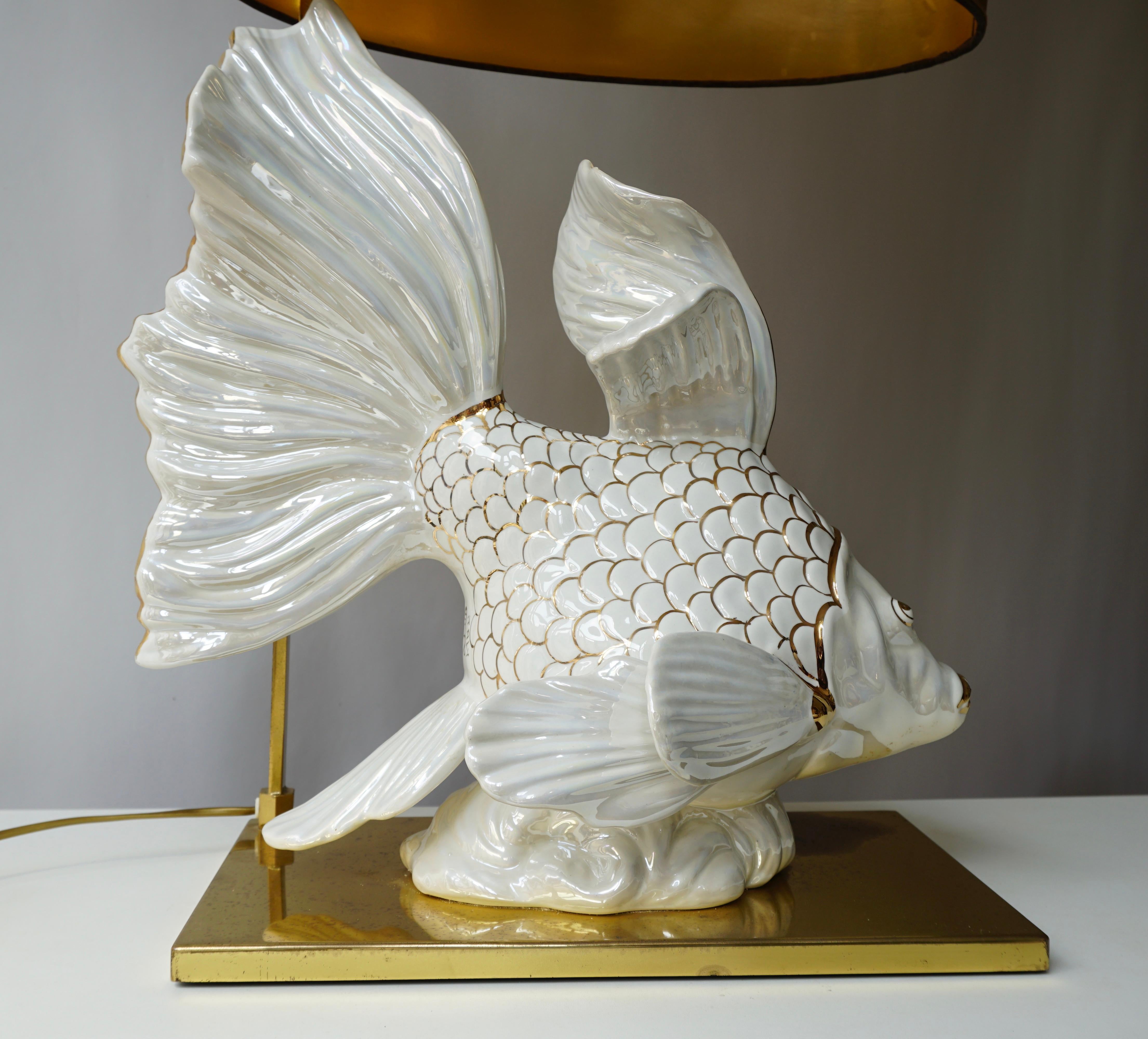 Italienische große Keramik-Fischlampe aus der Mitte des Jahrhunderts mit Messingdetails, 1970er Jahre (Moderne der Mitte des Jahrhunderts) im Angebot
