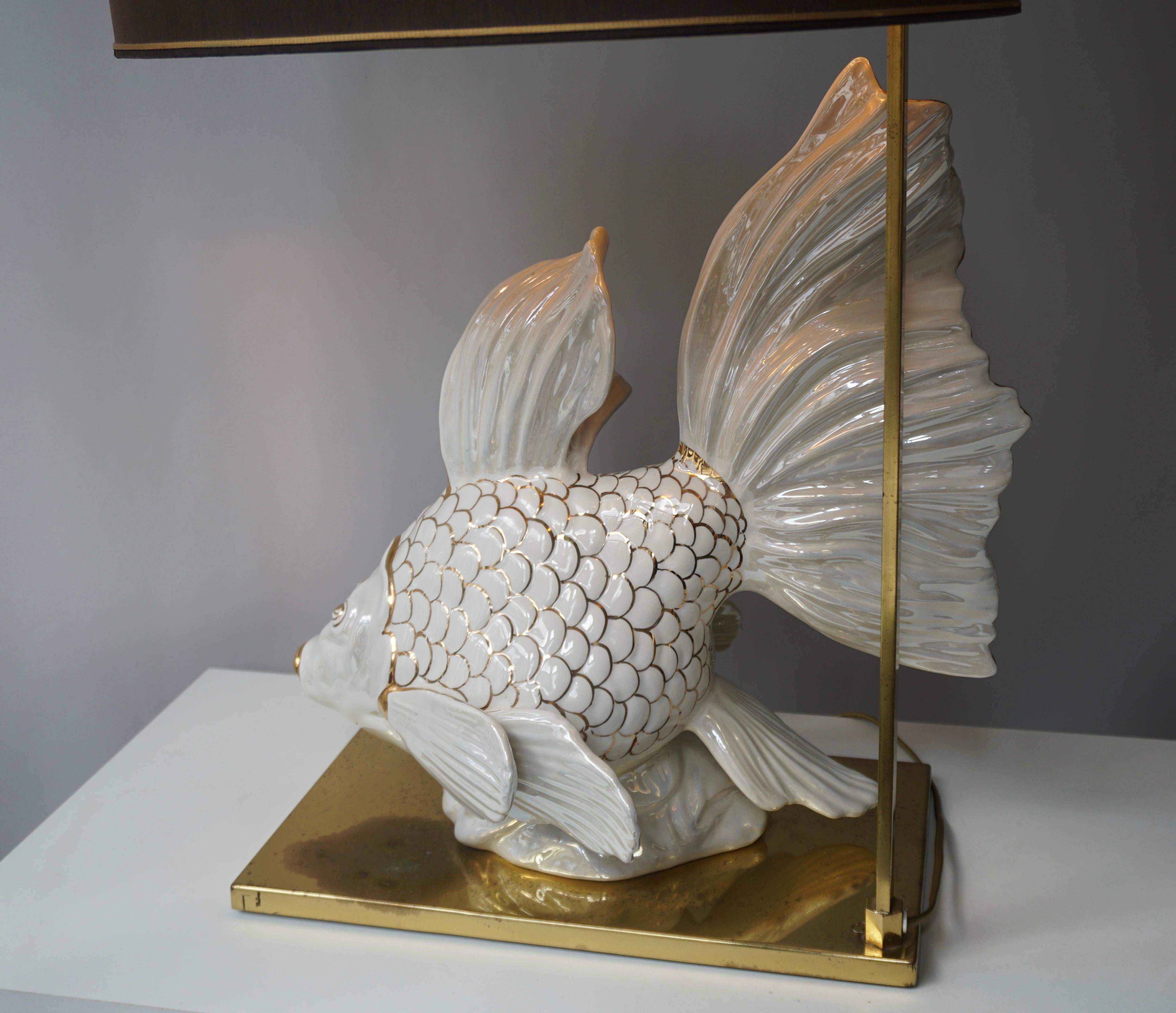 Doré Grande lampe italienne mi-siècle en céramique représentant un poisson avec détails en laiton, années 1970 en vente