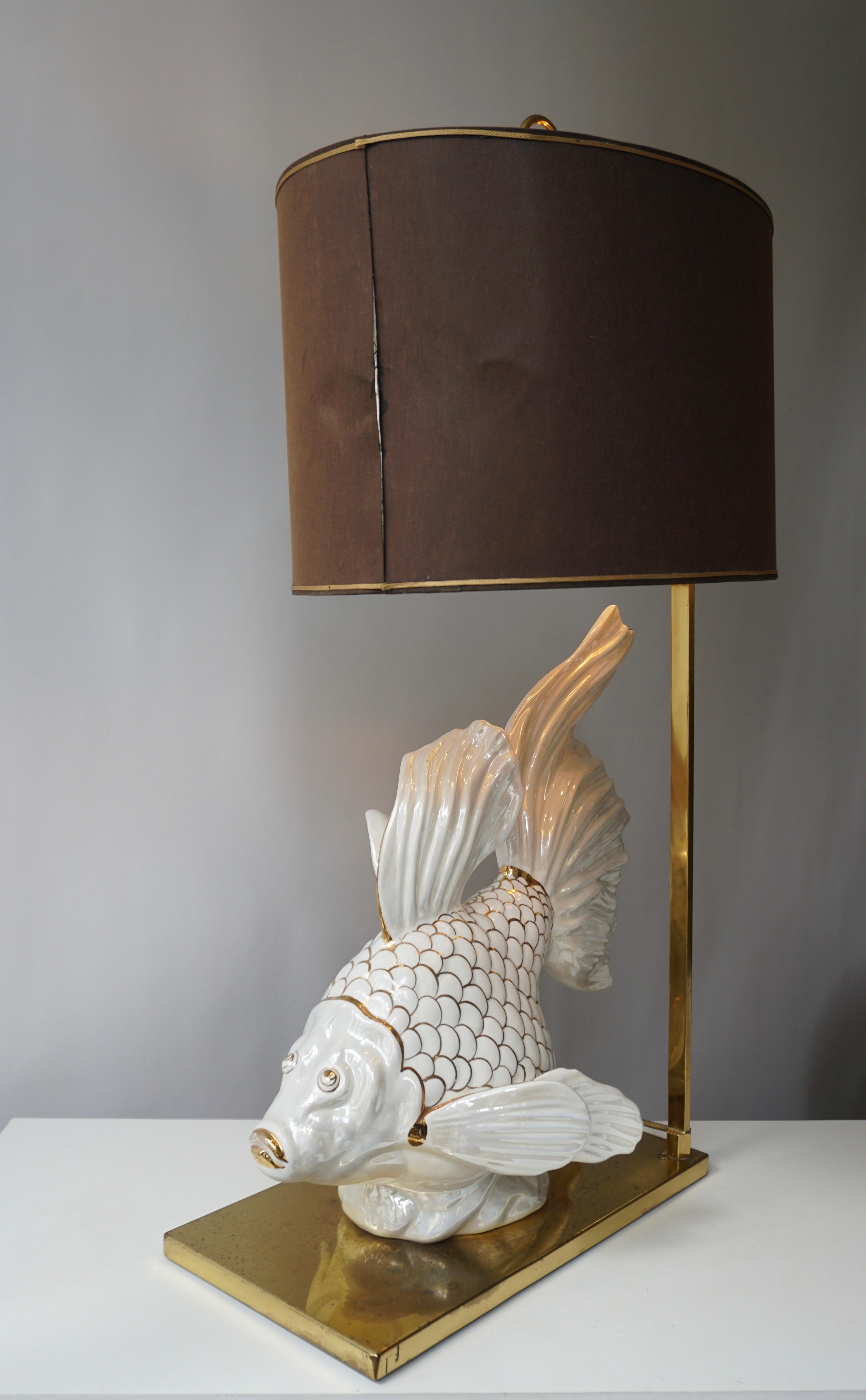 Grande lampe italienne mi-siècle en céramique représentant un poisson avec détails en laiton, années 1970 Bon état - En vente à Antwerp, BE