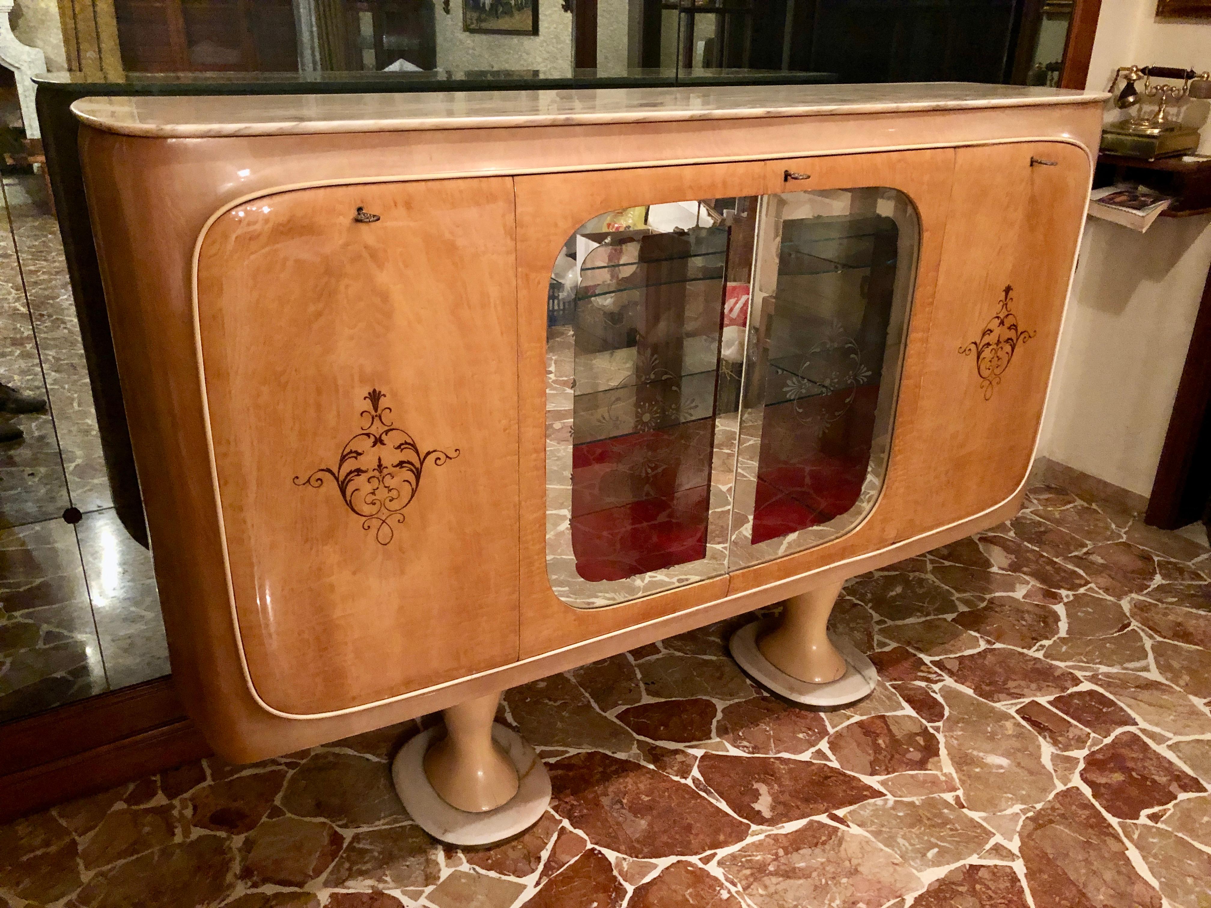 Beautiful Italian midcentury sideboard cabinet bar made of maple and birch burl, with Portuguese marble top, by Marelli & Colico, Cantù, 1950. The central compartment is composed of glass shelves decorated with mirrors.
   