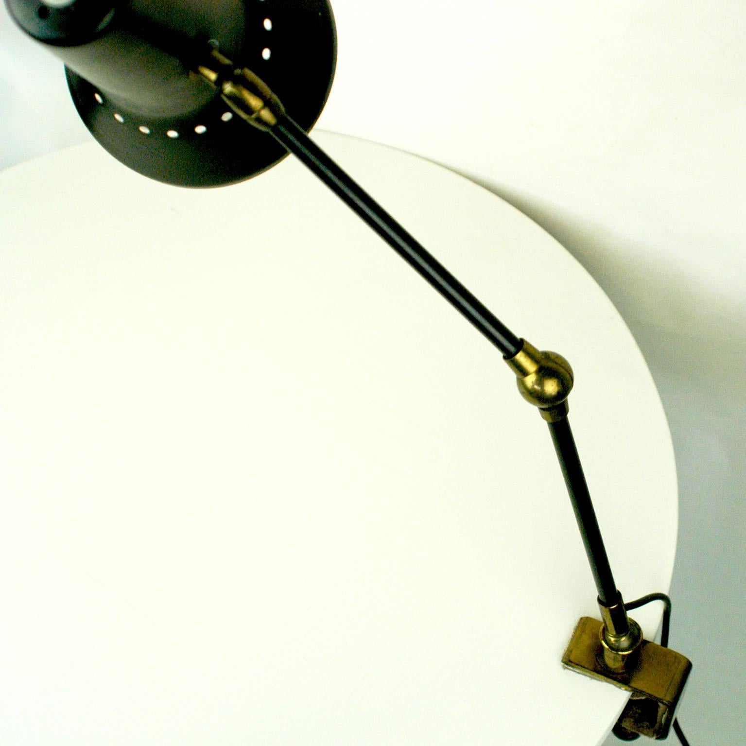 Mid-Century Modern Lampe de bureau italienne réglable en laiton et noir du milieu du siècle dernier par Stilnovo en vente
