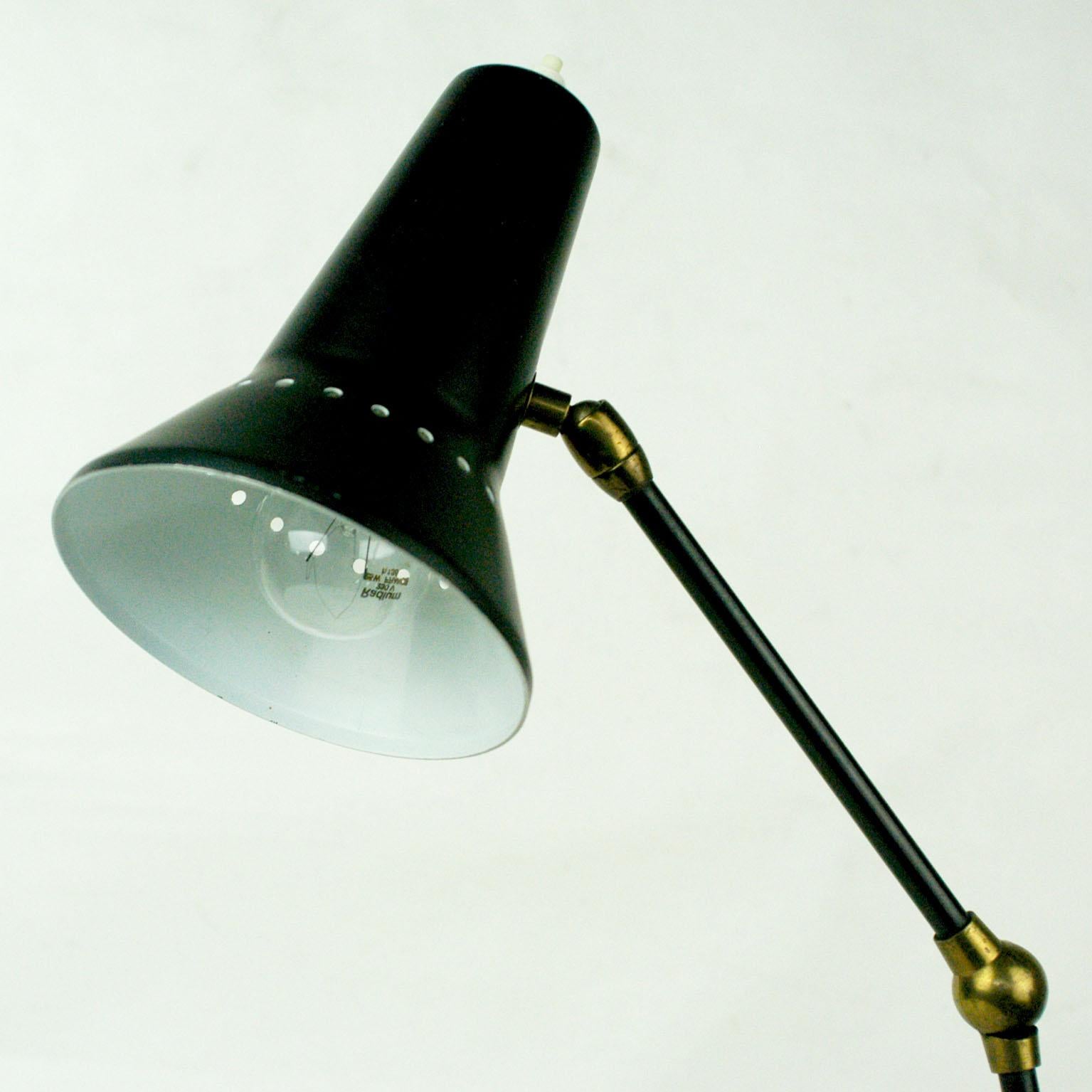 Verstellbare italienische Mid-Century-Schreibtischlampe aus schwarzem und Messing von Stilnovo (Lackiert) im Angebot