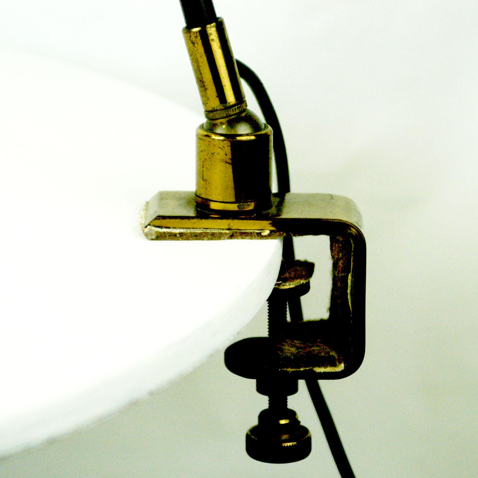 Milieu du XXe siècle Lampe de bureau italienne réglable en laiton et noir du milieu du siècle dernier par Stilnovo en vente