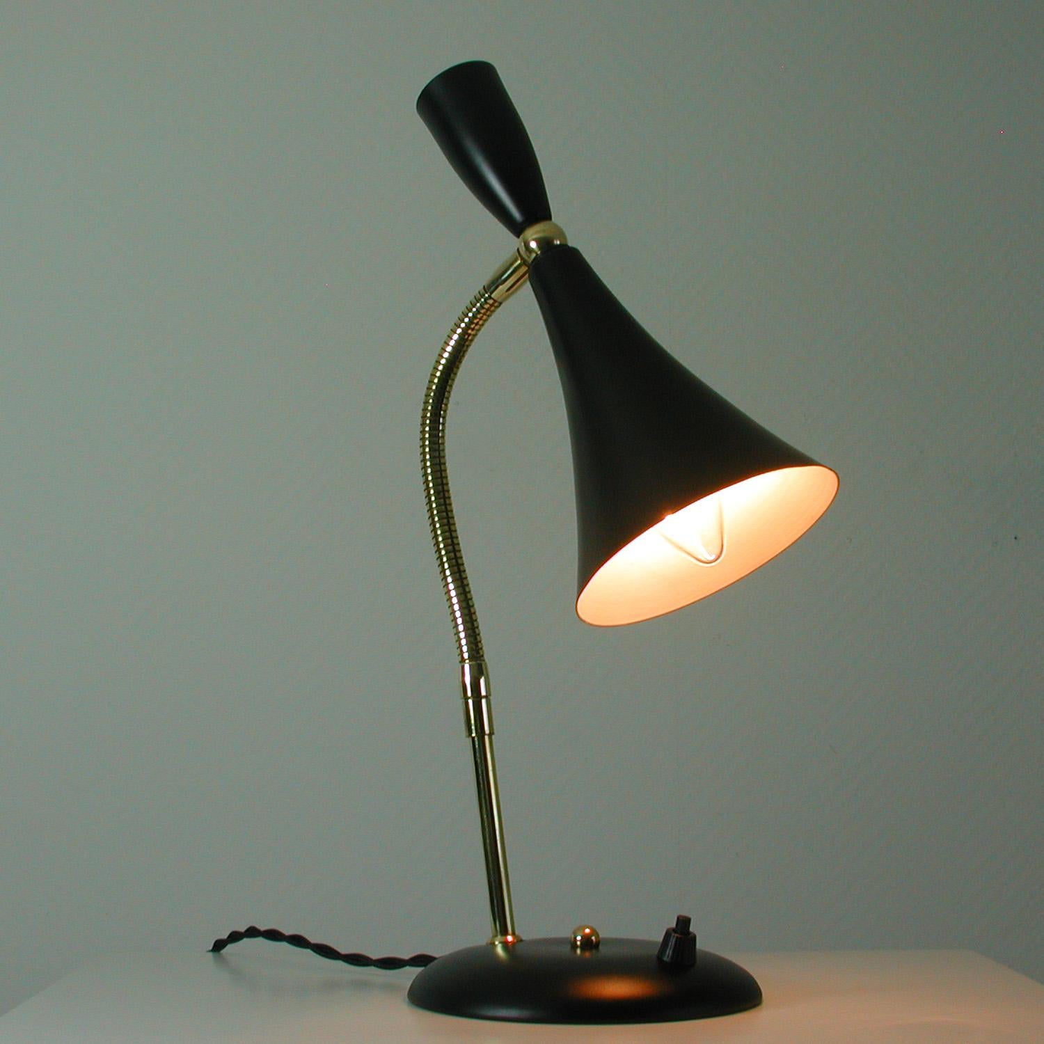 Italienische Sputnik-Tischlampe aus schwarzem und Messing aus der Mitte des Jahrhunderts, 1950er Jahre im Angebot 4