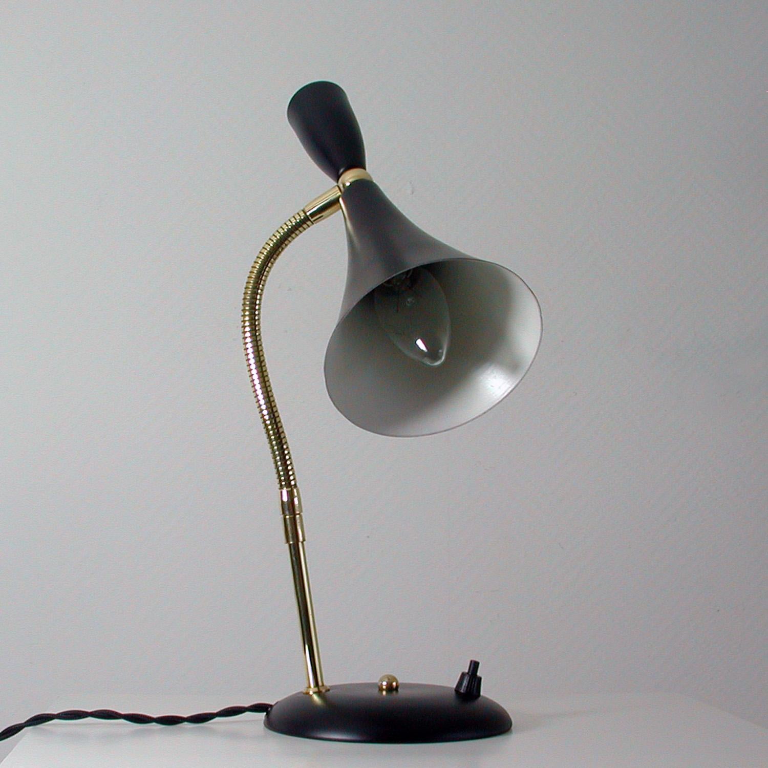 Italienische Sputnik-Tischlampe aus schwarzem und Messing aus der Mitte des Jahrhunderts, 1950er Jahre (Lackiert) im Angebot