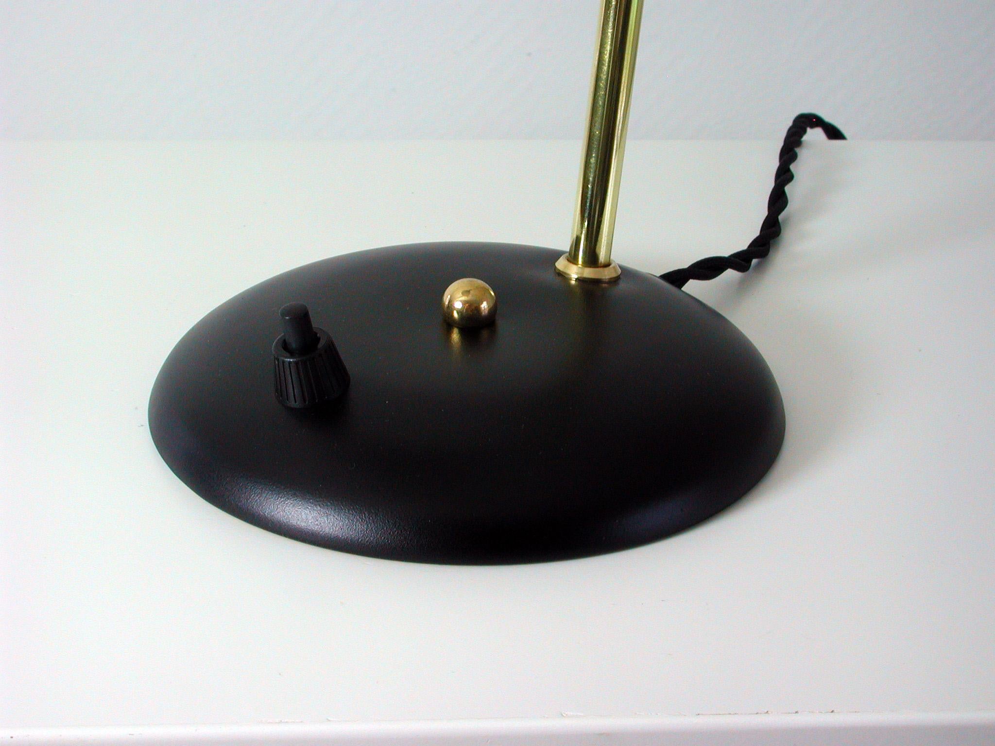 Italienische Sputnik-Tischlampe aus schwarzem und Messing aus der Mitte des Jahrhunderts, 1950er Jahre im Angebot 2