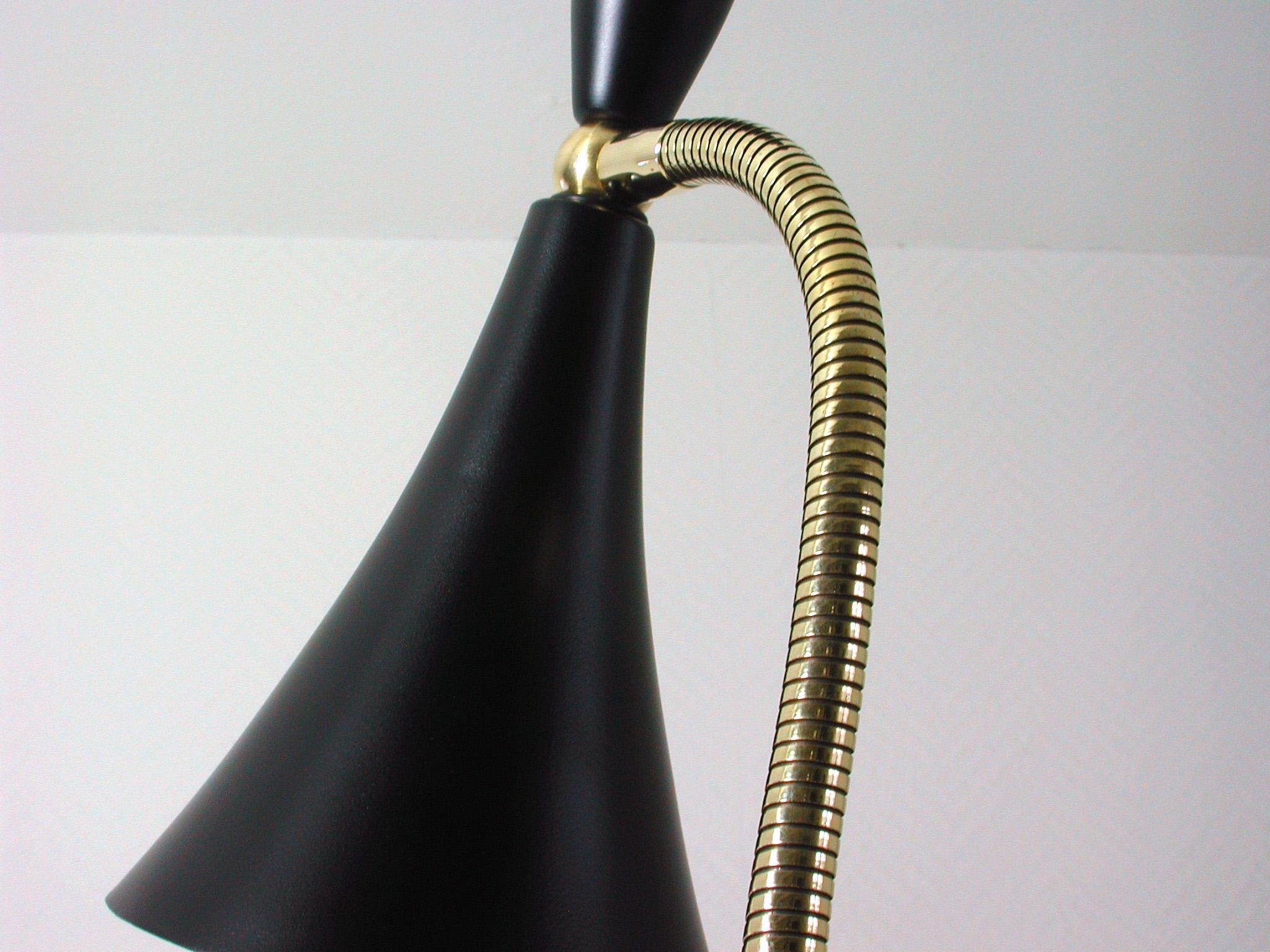 Italienische Sputnik-Tischlampe aus schwarzem und Messing aus der Mitte des Jahrhunderts, 1950er Jahre im Angebot 3
