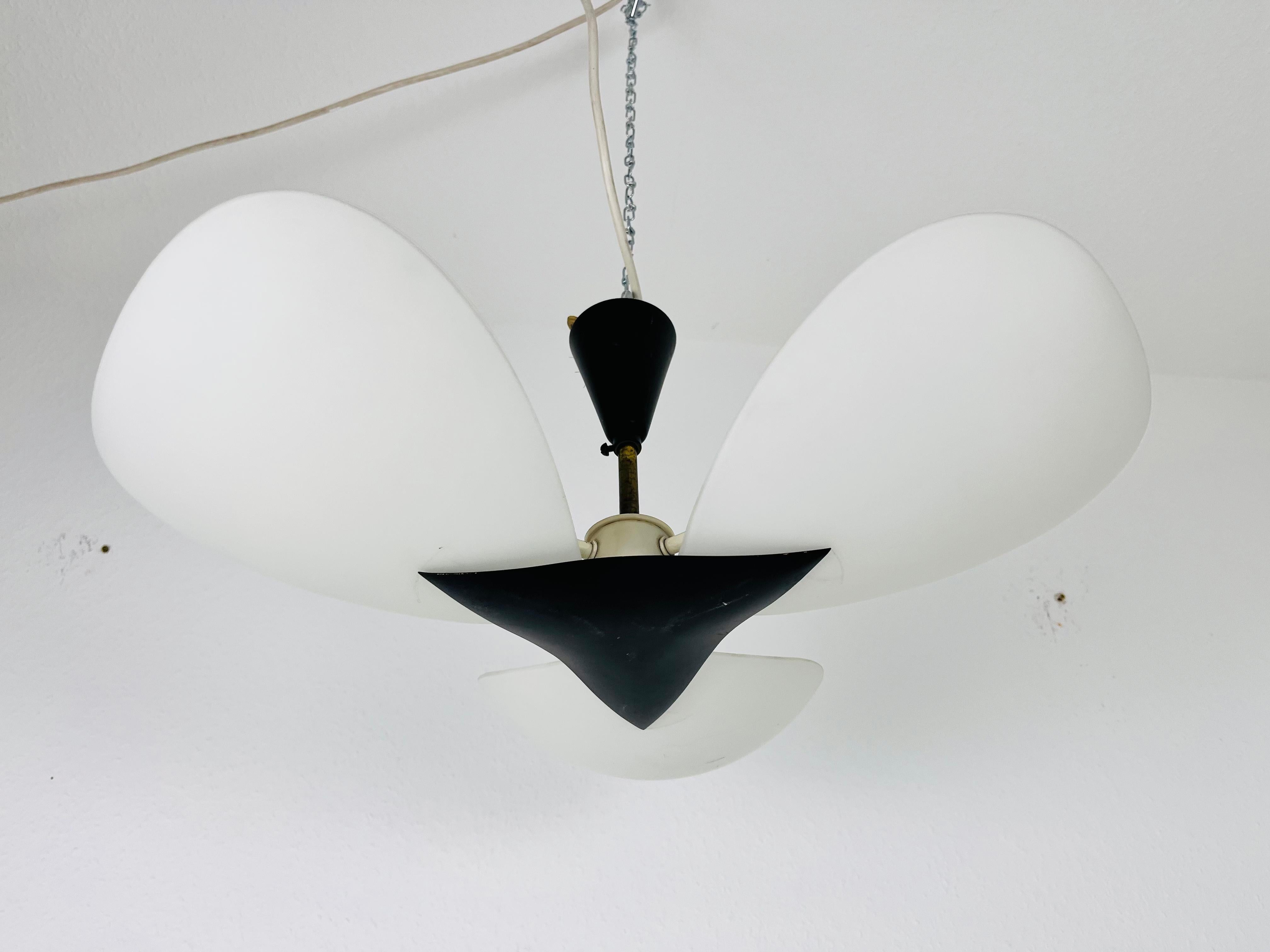 Italian Mid-Century Black and Opaline Glass 3-Arm Sputnik Chandelier, 1950s In Good Condition For Sale In Hagenbach, DE