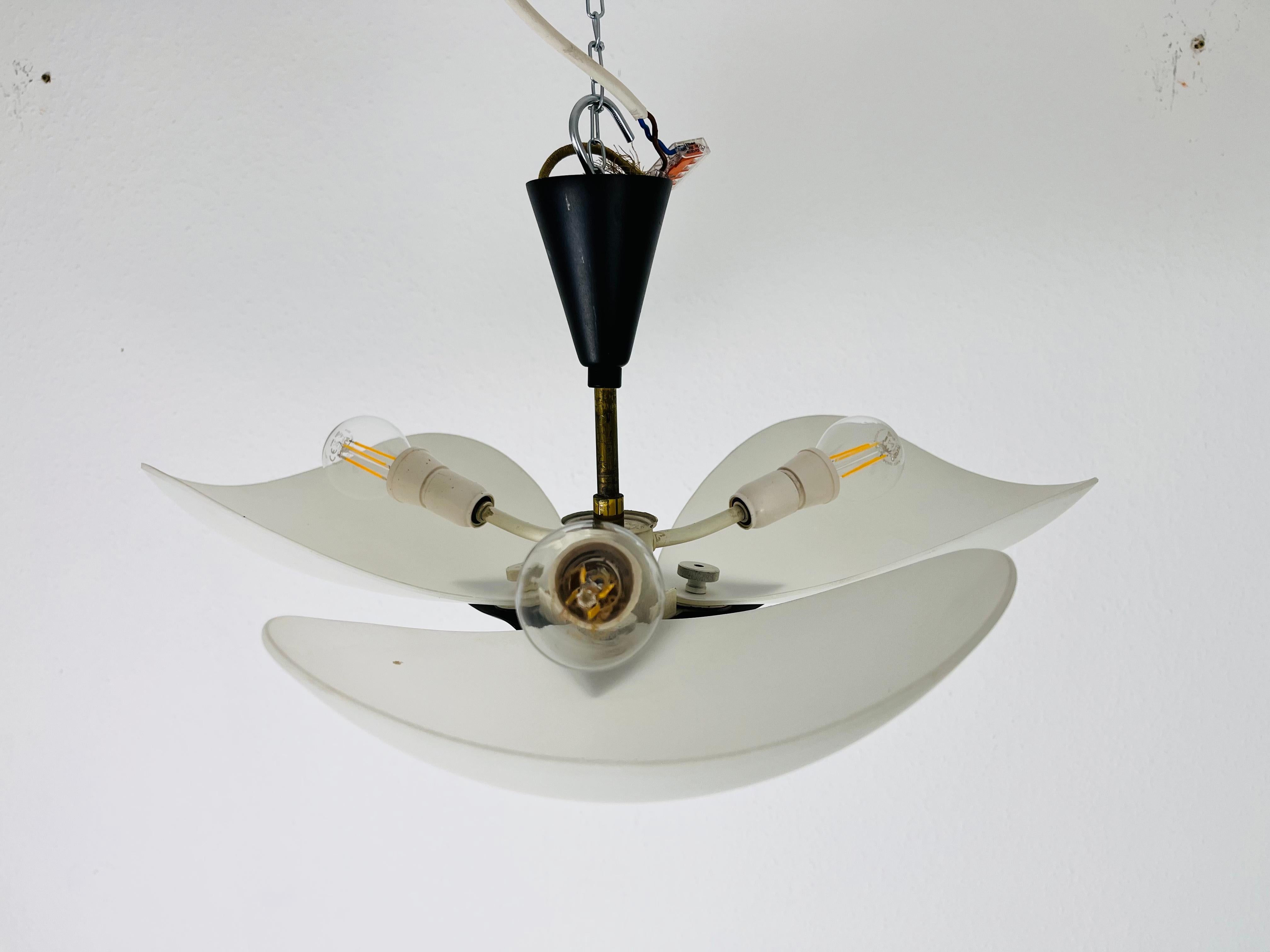 Italian Mid-Century Black and Opaline Glass 3-Arm Sputnik Chandelier, 1950s For Sale 1