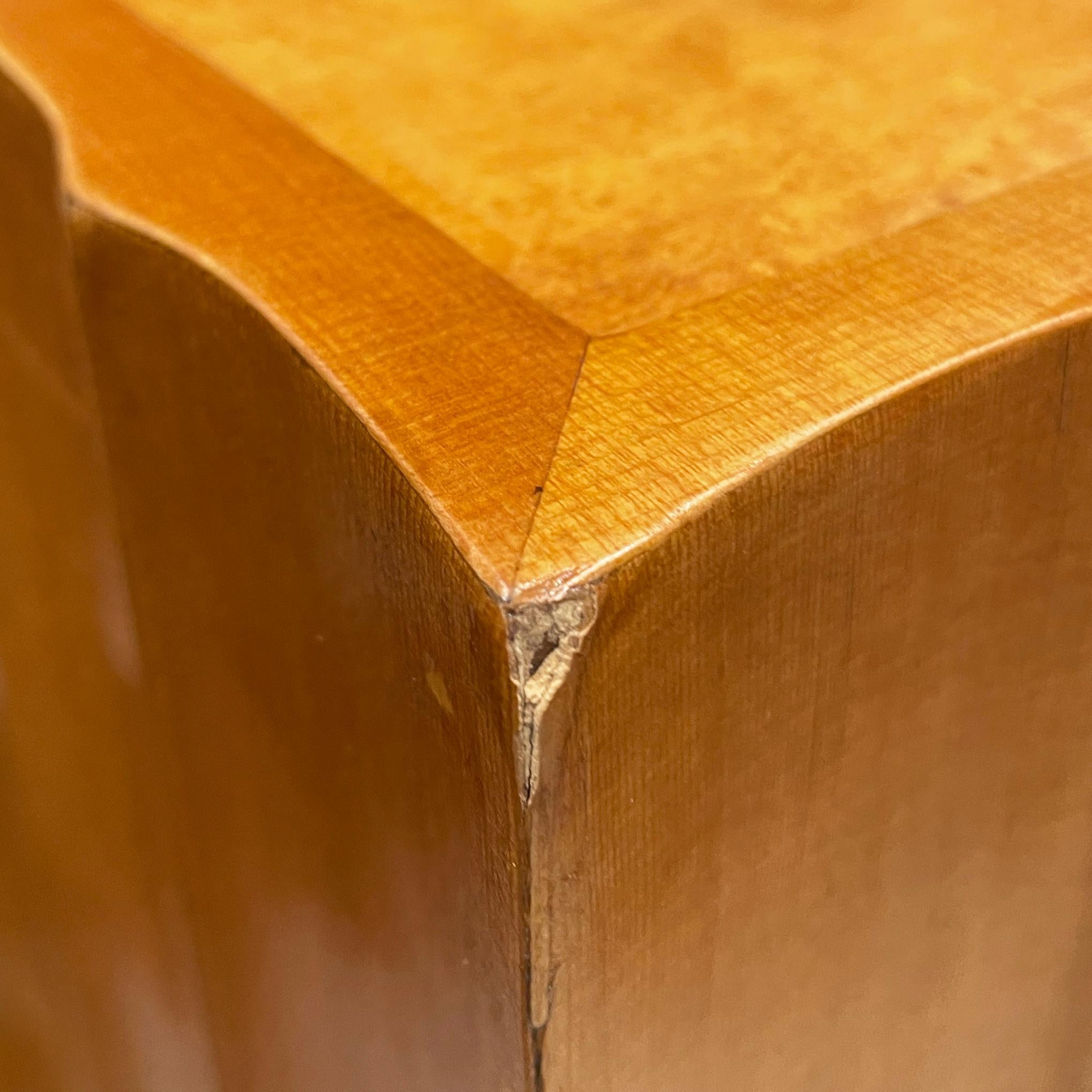 Pedestales cuadrados de madera clara negra italiana de mediados de siglo con perfil ondulado, años 60 en venta 1