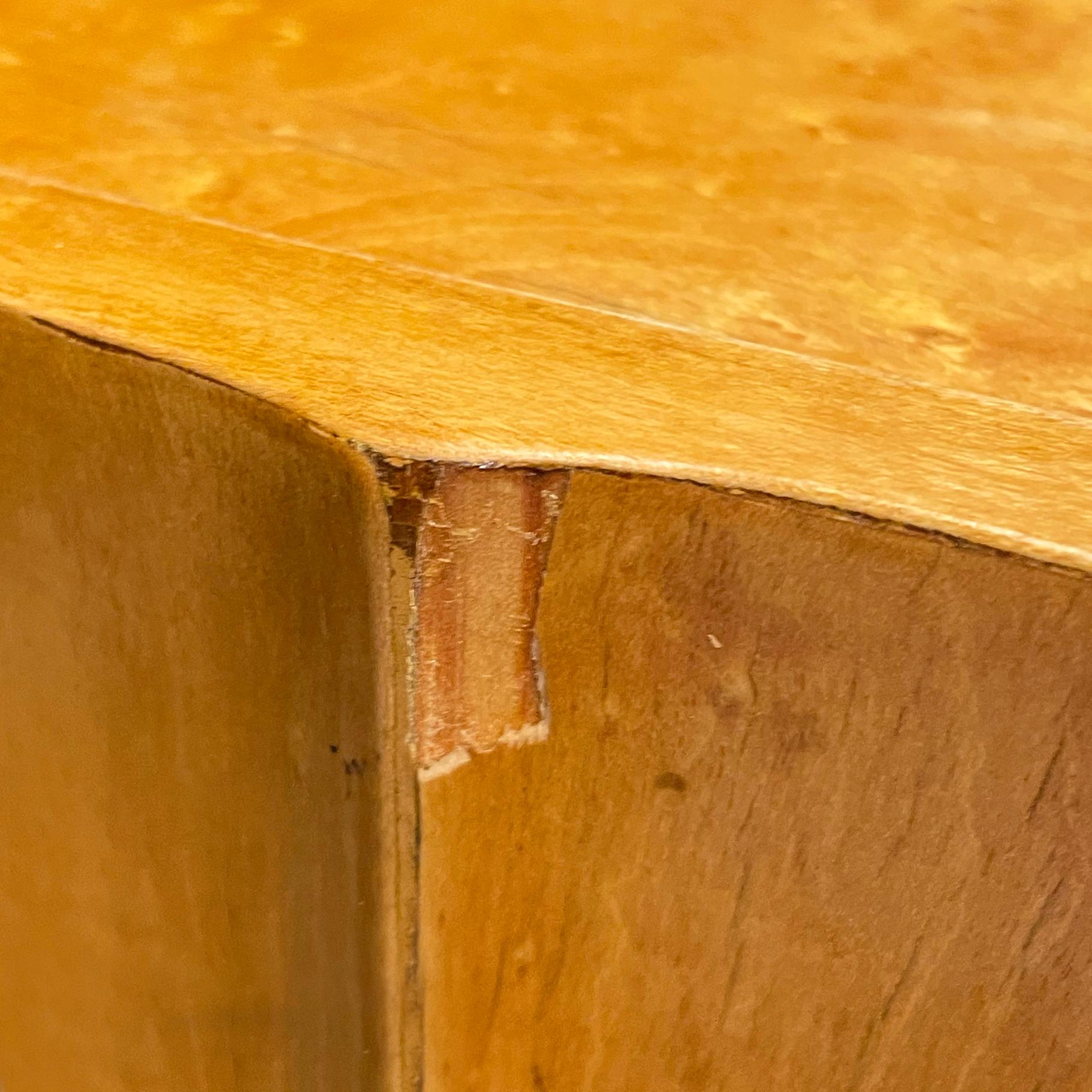 Pedestales cuadrados de madera clara negra italiana de mediados de siglo con perfil ondulado, años 60 en venta 2
